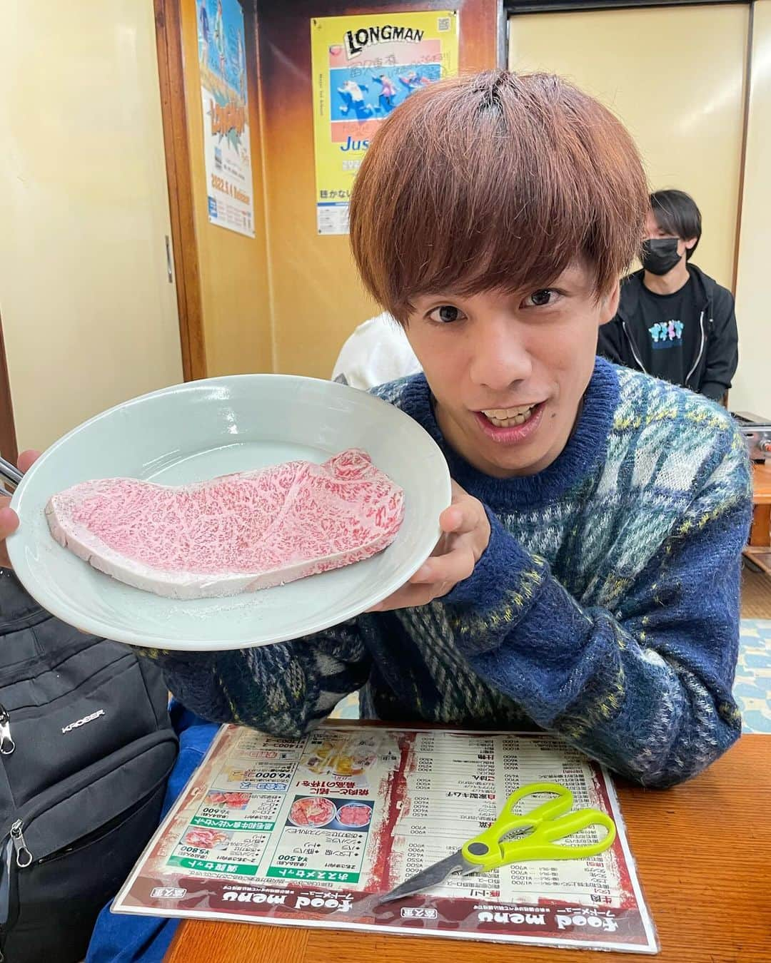 モリスさんのインスタグラム写真 - (モリスInstagram)「打ち上げでデカい肉を見せてくれるLONGMANほりほり  #LONGMAN #焼肉 #愛媛 #松山 #富久重 #富久重ホルモン」11月24日 20時53分 - surimooo