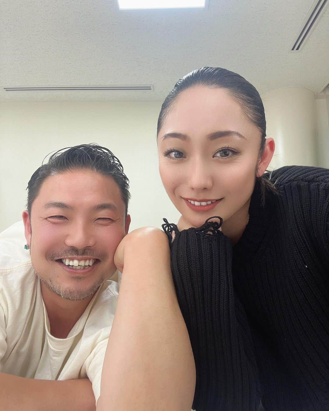 信沢Hitoshiさんのインスタグラム写真 - (信沢HitoshiInstagram)「出会って10年記念。 いつも、ありがと！ 僕のインスタ、はじめての投稿も安藤さん。  僕が、大変な時、ボランティアに行ったら？って言ってくれて、沢山、ボランティアをした安藤さんだから、わかる事ってあるだなーって。安藤さんが、いつも、支えてくれて、 この年まで、ヘアーメイクができました！ いつも、感謝と応援の気持ちでいっぱいです。  安藤さんのファンのみなさん、僕も、仲間に入れてもらえたら嬉しいです。」11月24日 20時45分 - nobusawahitoshi