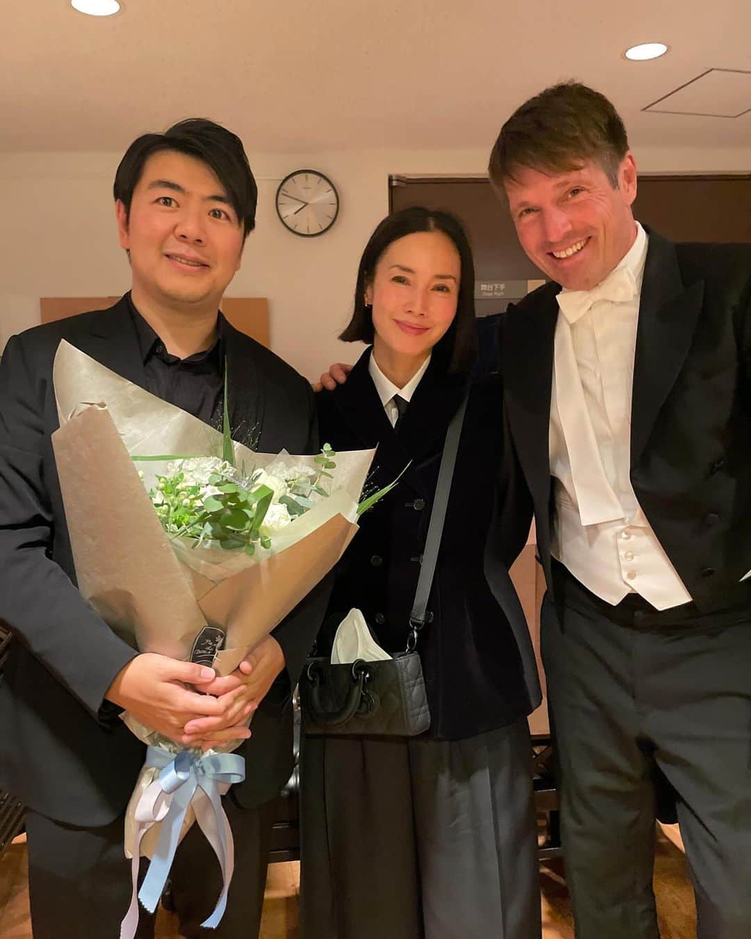 中谷美紀さんのインスタグラム写真 - (中谷美紀Instagram)「皆様のご解答ありがとうございました。 お察しの通り、東京駅でした。  さて、先日夫のThiloが所属するウィーンフィルのジャパンウィークが開催され、オーケストラの豊穣な音に耳を傾けて参りました。  指揮者はトゥガン・ソフィエフさん。 ロシアのウクライナ侵攻をきっかけに、ロシアと西側諸国、どちらの側につくのか踏み絵を迫られ、ボリショイ劇場と、トゥールーズ・キャピトル国立管弦楽団の音楽監督を同時に辞任したという気概のあるお方で、懐深くオーケストラと我々聴衆を導いてくださいました。  サン=サーンスのピアノ協奏曲2番をダイナミックに奏でたのは、ランランさん。 彼もDiorのアンバサダーを務めているとのことで、ステージ衣装もDiorのタキシードをお召しでした。  奇遇にも、Diorのイメージ戦略を統括なさっている山口エマさんも、かつてニューヨークでのピアノ留学中に、サン=サーンスのピアノ協奏曲を練習していらしたとのこと、楽屋でつかの間Diorの集いとなりました。  他にも、充実したプログラムが演奏され、ソフィエフさんとウィーンフィルの素晴らしき邂逅の場に立ち会えたことをありがたく思います。  ブラームス:交響曲1番 ベートーヴェン:交響曲4番 プロコフィエフ:交響曲5番 ドヴォルジャーク:交響曲8番 Rシュトラウス:ツァラトストラはかく語りき  そして、一期一会の二度と訪れることのない刹那を最高の空間にすることのできる、日本のお客様の音楽への深い理解と、他のお客様を思いやる姿勢を誇りに思います。  生の音楽を全身に浴びる度に、この瞬間を味わうために生きているのだと感じます。 私にとって音楽とは、日々口にする糧と同義なのです。  ウィーンフィルの音楽家たちは、3週間に及んだアジアツアーを終え、年末年始に向けてますます演奏会が活況となる欧州へ戻って行きました。  皆様の忘れ難き音楽体験はどのようなものでしたか？  これより日毎に寒さ増しますゆえ、くれぐれも暖かくしてお過ごしくださいませ。  #ウィーンフィルハーモニー管弦楽団  #ウィーンフィルウィークインジャパン #ウィーンフィル #トゥガンソヒエフ  #ランラン #ティロフェヒナー #ディオール #中谷美紀 #viennaphilharmonic  #wienerphilharmoniker  #tugansokhiev  #langlang #thilofechner #dior #diorjewelry  #diorjoaillerie  #mikinakatani」11月24日 20時46分 - mikinakatanioffiziell
