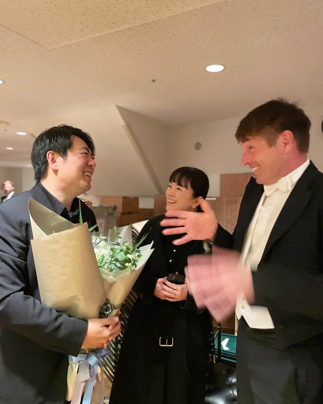 中谷美紀さんのインスタグラム写真 - (中谷美紀Instagram)「皆様のご解答ありがとうございました。 お察しの通り、東京駅でした。  さて、先日夫のThiloが所属するウィーンフィルのジャパンウィークが開催され、オーケストラの豊穣な音に耳を傾けて参りました。  指揮者はトゥガン・ソフィエフさん。 ロシアのウクライナ侵攻をきっかけに、ロシアと西側諸国、どちらの側につくのか踏み絵を迫られ、ボリショイ劇場と、トゥールーズ・キャピトル国立管弦楽団の音楽監督を同時に辞任したという気概のあるお方で、懐深くオーケストラと我々聴衆を導いてくださいました。  サン=サーンスのピアノ協奏曲2番をダイナミックに奏でたのは、ランランさん。 彼もDiorのアンバサダーを務めているとのことで、ステージ衣装もDiorのタキシードをお召しでした。  奇遇にも、Diorのイメージ戦略を統括なさっている山口エマさんも、かつてニューヨークでのピアノ留学中に、サン=サーンスのピアノ協奏曲を練習していらしたとのこと、楽屋でつかの間Diorの集いとなりました。  他にも、充実したプログラムが演奏され、ソフィエフさんとウィーンフィルの素晴らしき邂逅の場に立ち会えたことをありがたく思います。  ブラームス:交響曲1番 ベートーヴェン:交響曲4番 プロコフィエフ:交響曲5番 ドヴォルジャーク:交響曲8番 Rシュトラウス:ツァラトストラはかく語りき  そして、一期一会の二度と訪れることのない刹那を最高の空間にすることのできる、日本のお客様の音楽への深い理解と、他のお客様を思いやる姿勢を誇りに思います。  生の音楽を全身に浴びる度に、この瞬間を味わうために生きているのだと感じます。 私にとって音楽とは、日々口にする糧と同義なのです。  ウィーンフィルの音楽家たちは、3週間に及んだアジアツアーを終え、年末年始に向けてますます演奏会が活況となる欧州へ戻って行きました。  皆様の忘れ難き音楽体験はどのようなものでしたか？  これより日毎に寒さ増しますゆえ、くれぐれも暖かくしてお過ごしくださいませ。  #ウィーンフィルハーモニー管弦楽団  #ウィーンフィルウィークインジャパン #ウィーンフィル #トゥガンソヒエフ  #ランラン #ティロフェヒナー #ディオール #中谷美紀 #viennaphilharmonic  #wienerphilharmoniker  #tugansokhiev  #langlang #thilofechner #dior #diorjewelry  #diorjoaillerie  #mikinakatani」11月24日 20時46分 - mikinakatanioffiziell