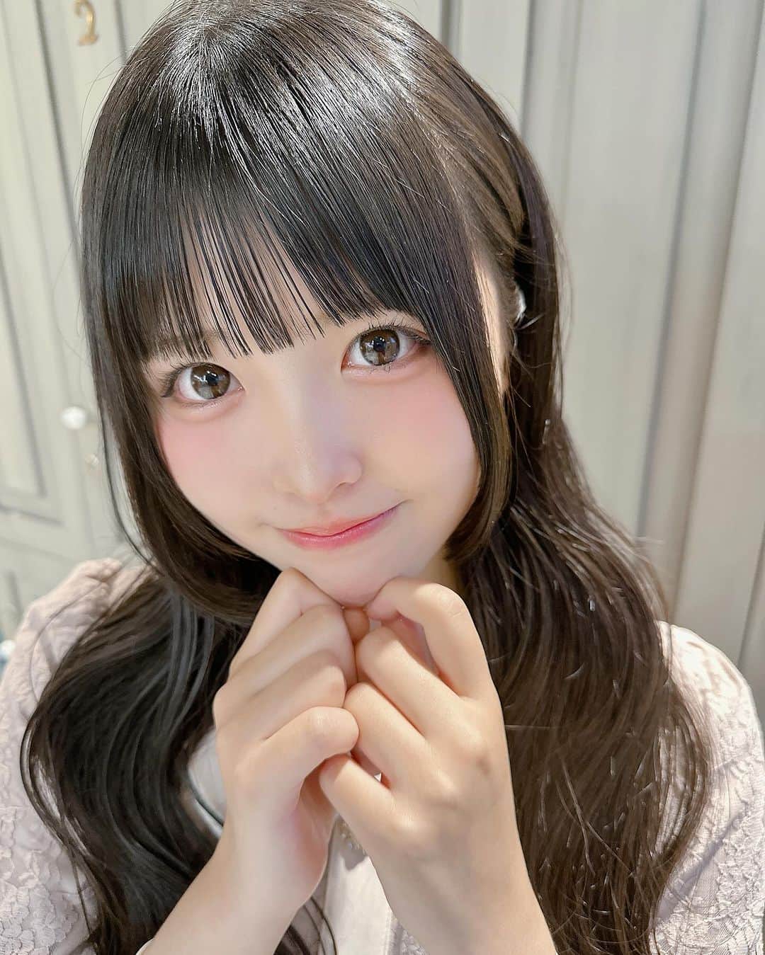 前田渉のインスタグラム：「🤍   ご好評につき、3連チャンこのはちゃん👍🏻✨   元々可愛かったですが、わたるマジックで更に可愛くさせていただきました🩷     この作品のBefore→After→Arrangeはこちらをご覧ください💁🏼‍♂️ @wataru_magic    🤍 model:このはちゃん @kkk.08.kkk  #わたるマジック #cachecacheomotesando #haircolor #hairstyle #jc #美容師 #シースルーぱっつん #シースルー前髪 #可愛い女の子 #セルフヘアアレンジ #ぱっつん #セルフアレンジ #めるぷち #シースルーバング #アレンジ #ヘアアレンジ #美少女 #前髪カット #アイドル #姫カット #似合わせカット #ウェーブヘア #ウェーブ巻き #黒髪ロング #黒髪 #このはちゃん #ぱっつん前髪 #暗髪 #波ウェーブ #巻き方」