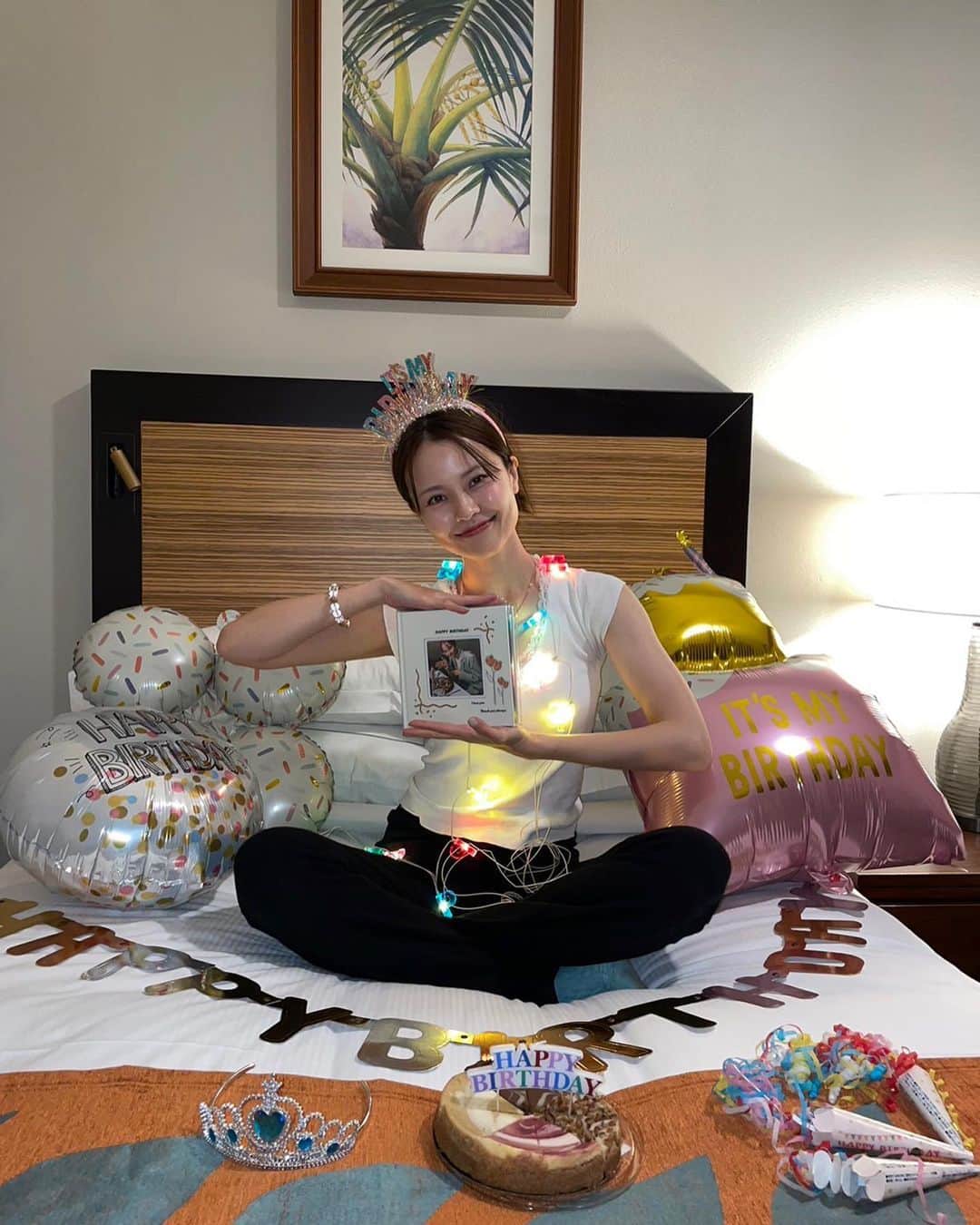 MiracleVellMagicのインスタグラム：「31🎂 I am thankful that I got to grow another year older. I am aging, and it’s a privilege.   I’d like to thank all of my family members (including my beautiful animals, obviously) for seriously making me the happiest person on earth. I am nothing without my family.  And for every one of YOU right there, for the birthday messages. I make sure to read all of them. I keep hoping that you are healthy and happy at all times. I may or may not know you in person, but I love you so much unconditionally. Thank you thank you thank you. 😭  1992年11月24日21時10分、仮死状態で生まれてきて、3分半の蘇生処置を経て息を吹き返した！ そんな私、ありがたいことに今日、31歳の誕生日を迎えました。  またひとつ歳を重ねられたことを心から感謝します。歳を取れること、なんてありがたいことなんだろう。どれだけの奇跡が重なって、今私はここで息をしているんだろう。  愛する家族のみんな、ありがとう！ 近くに住んでる家族も遠くに住んでる家族も、そしてもちろん、愛しい動物達も。あなた達の存在が、私の生きる理由です。✨  そして今これを読んでくれているあなた。誕生日メッセージを送ってくれたあなた。いつも動画を見てくれたり、心の中で応援してくれているあなた。ありがとう。本当にありがとう。 みんなが幸せだといいな、健康だといいなっていつも願ってるよ。直接顔を知っていても知らなくても、心から大切に思ってるよ☺️  31歳の私が、みんなに一回でも多くの笑顔を届けられますように！❤︎  Vell」