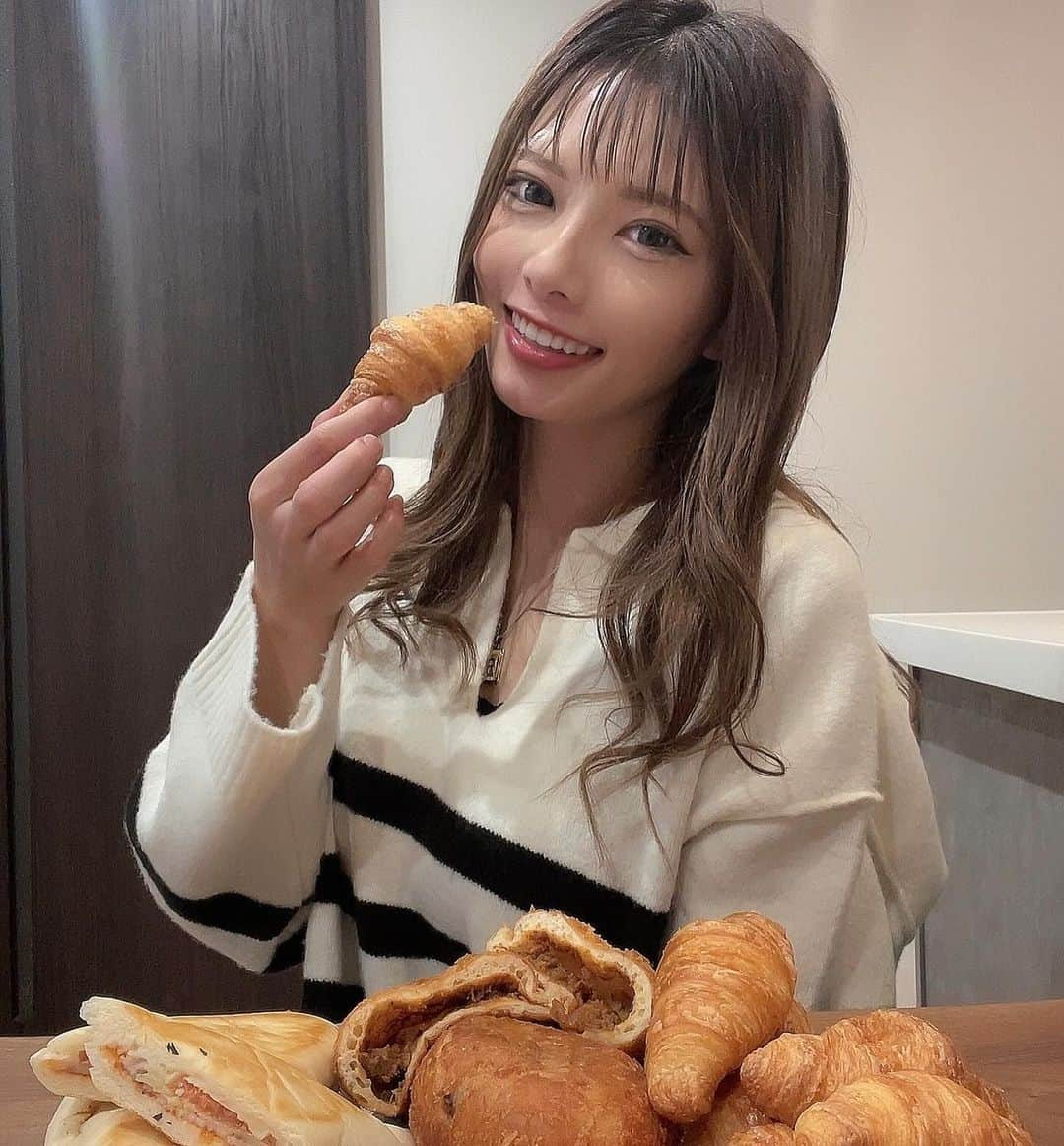 ちひろさんのインスタグラム写真 - (ちひろInstagram)「.  パン大好き女です(*'▽'*)♪  大好きなパン屋さん🍞 ブルックリン🥐  @brooklyn.nagaoka  結構な頻度で行くんだけど絶対に買うのが  カレーパンとメープルラウンド🍁⠜ クロワッサン🥐も👦すき！  メープルラウンド大好き過ぎて大きいの買っても一瞬で終わる💦あたしがほとんど1人でパクパク食べてしまう🤫  「メープルラウンド」→1日で最大198本を製造、販売する当店1番人気の商品。メディアでも取り上⤴︎︎︎  「カレーパン」→カレーパングランプリ2021年～23年で3年連続金賞受賞した人気の商品。牛肉がゴロゴロ入った自家製カレーがたっぷり入ってる🐮  「茄子のパニーニ」→ジューシーな茄子とトマト、ベーコンを豪快に挟んだ一品🍆🍅  「ミニクロワッサン」→甘いシロップをたっぷりとかけた、一口サイズのクロワッサン🥐  「コーンマヨパン」→みんな大好きコーンがたっぷりとのった人気商品🌽  他にも今日はネギ味噌出来たてうんまかった🤤 あと、はちみつ胡桃チーズがあたしの推し🍯🧀うまーっ  👶はアンパンマンのカスタードパン(⚈ ̍̑⚈ ̍̑⚈)  👦はクロワッサン🥐と大好きなメープル😁  👨はカレーパン🍛すきっ！  パンって最高👍❤︎  全部美味しそうで全部かぶりつきたい😋  みんなも言ってみてね！出来たてちょー美味しい😉  PR @brooklyn.nagaoka #ブルックリン長岡店 #新潟パン屋 #新潟パン #新潟テイクアウト #長岡パン屋 #長岡グルメ #長岡スイーツ #長岡市グルメ #パン #パン屋 #パン屋さん #パン好き #パン好きな人と繋がりたい」11月24日 20時47分 - chihiro_grm