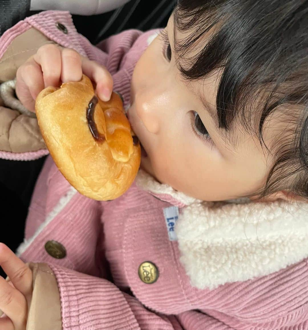 ちひろさんのインスタグラム写真 - (ちひろInstagram)「.  パン大好き女です(*'▽'*)♪  大好きなパン屋さん🍞 ブルックリン🥐  @brooklyn.nagaoka  結構な頻度で行くんだけど絶対に買うのが  カレーパンとメープルラウンド🍁⠜ クロワッサン🥐も👦すき！  メープルラウンド大好き過ぎて大きいの買っても一瞬で終わる💦あたしがほとんど1人でパクパク食べてしまう🤫  「メープルラウンド」→1日で最大198本を製造、販売する当店1番人気の商品。メディアでも取り上⤴︎︎︎  「カレーパン」→カレーパングランプリ2021年～23年で3年連続金賞受賞した人気の商品。牛肉がゴロゴロ入った自家製カレーがたっぷり入ってる🐮  「茄子のパニーニ」→ジューシーな茄子とトマト、ベーコンを豪快に挟んだ一品🍆🍅  「ミニクロワッサン」→甘いシロップをたっぷりとかけた、一口サイズのクロワッサン🥐  「コーンマヨパン」→みんな大好きコーンがたっぷりとのった人気商品🌽  他にも今日はネギ味噌出来たてうんまかった🤤 あと、はちみつ胡桃チーズがあたしの推し🍯🧀うまーっ  👶はアンパンマンのカスタードパン(⚈ ̍̑⚈ ̍̑⚈)  👦はクロワッサン🥐と大好きなメープル😁  👨はカレーパン🍛すきっ！  パンって最高👍❤︎  全部美味しそうで全部かぶりつきたい😋  みんなも言ってみてね！出来たてちょー美味しい😉  PR @brooklyn.nagaoka #ブルックリン長岡店 #新潟パン屋 #新潟パン #新潟テイクアウト #長岡パン屋 #長岡グルメ #長岡スイーツ #長岡市グルメ #パン #パン屋 #パン屋さん #パン好き #パン好きな人と繋がりたい」11月24日 20時47分 - chihiro_grm