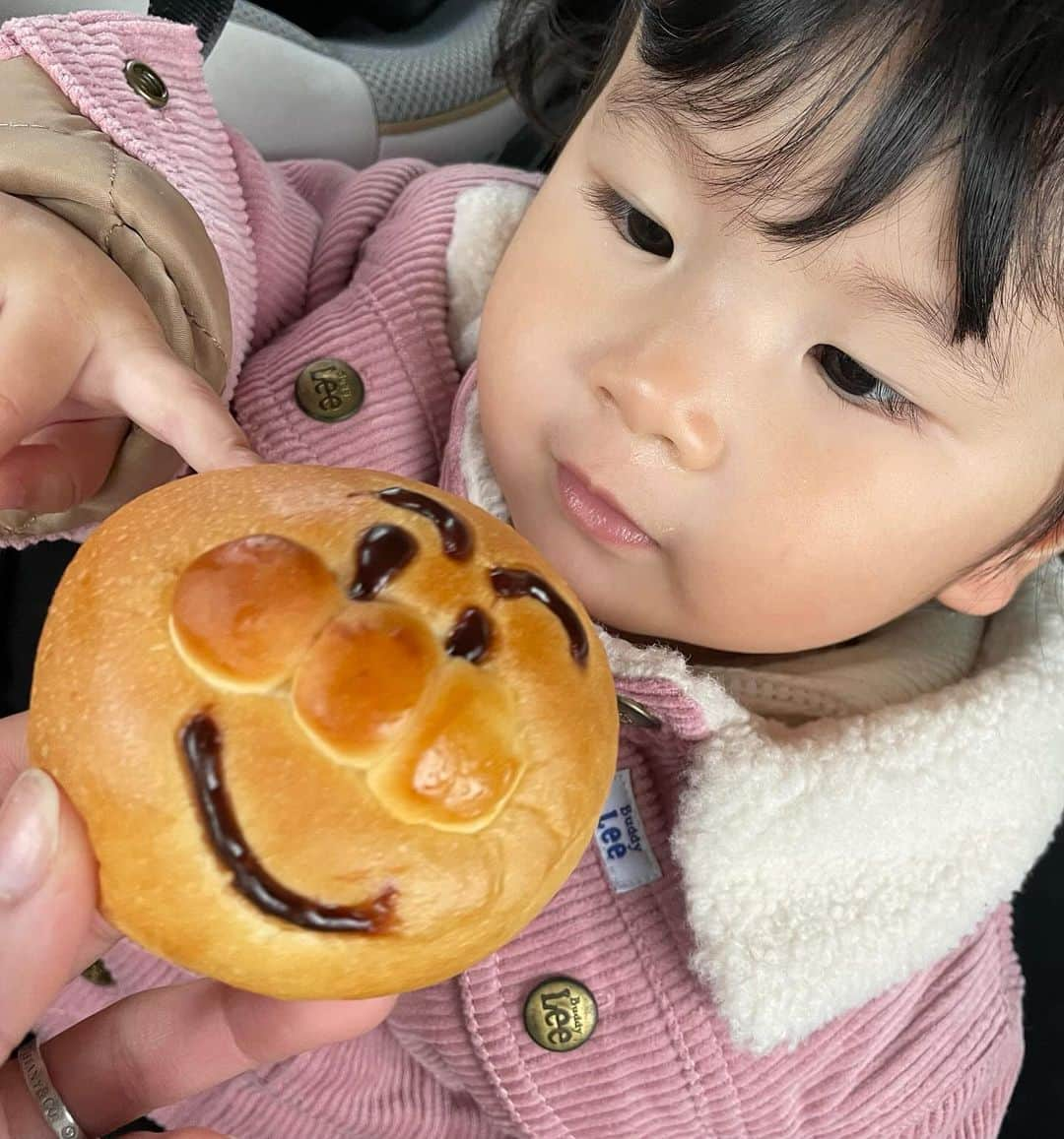 ちひろさんのインスタグラム写真 - (ちひろInstagram)「.  パン大好き女です(*'▽'*)♪  大好きなパン屋さん🍞 ブルックリン🥐  @brooklyn.nagaoka  結構な頻度で行くんだけど絶対に買うのが  カレーパンとメープルラウンド🍁⠜ クロワッサン🥐も👦すき！  メープルラウンド大好き過ぎて大きいの買っても一瞬で終わる💦あたしがほとんど1人でパクパク食べてしまう🤫  「メープルラウンド」→1日で最大198本を製造、販売する当店1番人気の商品。メディアでも取り上⤴︎︎︎  「カレーパン」→カレーパングランプリ2021年～23年で3年連続金賞受賞した人気の商品。牛肉がゴロゴロ入った自家製カレーがたっぷり入ってる🐮  「茄子のパニーニ」→ジューシーな茄子とトマト、ベーコンを豪快に挟んだ一品🍆🍅  「ミニクロワッサン」→甘いシロップをたっぷりとかけた、一口サイズのクロワッサン🥐  「コーンマヨパン」→みんな大好きコーンがたっぷりとのった人気商品🌽  他にも今日はネギ味噌出来たてうんまかった🤤 あと、はちみつ胡桃チーズがあたしの推し🍯🧀うまーっ  👶はアンパンマンのカスタードパン(⚈ ̍̑⚈ ̍̑⚈)  👦はクロワッサン🥐と大好きなメープル😁  👨はカレーパン🍛すきっ！  パンって最高👍❤︎  全部美味しそうで全部かぶりつきたい😋  みんなも言ってみてね！出来たてちょー美味しい😉  PR @brooklyn.nagaoka #ブルックリン長岡店 #新潟パン屋 #新潟パン #新潟テイクアウト #長岡パン屋 #長岡グルメ #長岡スイーツ #長岡市グルメ #パン #パン屋 #パン屋さん #パン好き #パン好きな人と繋がりたい」11月24日 20時47分 - chihiro_grm