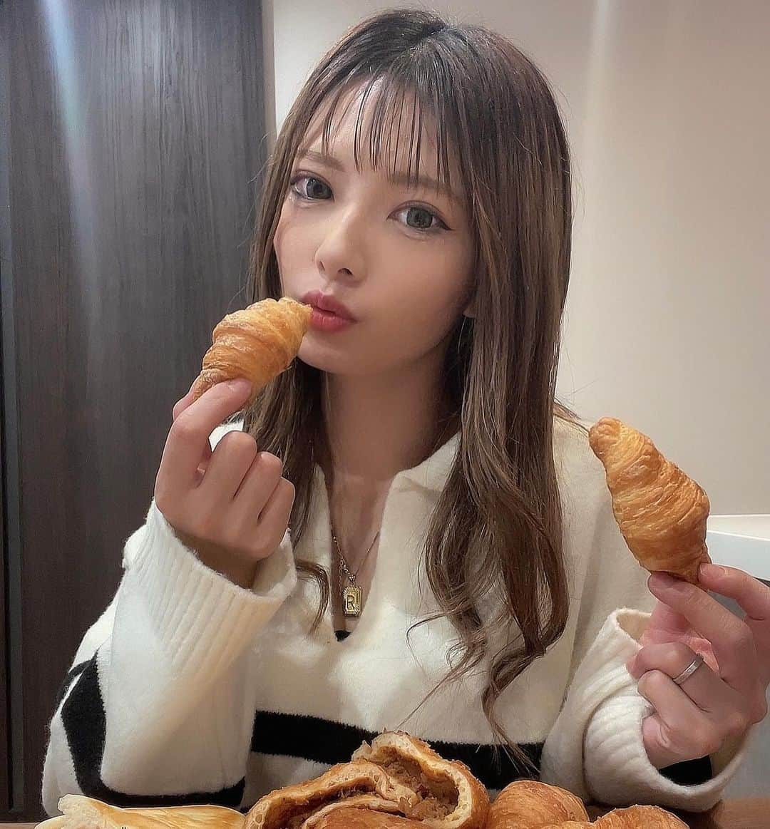 ちひろさんのインスタグラム写真 - (ちひろInstagram)「.  パン大好き女です(*'▽'*)♪  大好きなパン屋さん🍞 ブルックリン🥐  @brooklyn.nagaoka  結構な頻度で行くんだけど絶対に買うのが  カレーパンとメープルラウンド🍁⠜ クロワッサン🥐も👦すき！  メープルラウンド大好き過ぎて大きいの買っても一瞬で終わる💦あたしがほとんど1人でパクパク食べてしまう🤫  「メープルラウンド」→1日で最大198本を製造、販売する当店1番人気の商品。メディアでも取り上⤴︎︎︎  「カレーパン」→カレーパングランプリ2021年～23年で3年連続金賞受賞した人気の商品。牛肉がゴロゴロ入った自家製カレーがたっぷり入ってる🐮  「茄子のパニーニ」→ジューシーな茄子とトマト、ベーコンを豪快に挟んだ一品🍆🍅  「ミニクロワッサン」→甘いシロップをたっぷりとかけた、一口サイズのクロワッサン🥐  「コーンマヨパン」→みんな大好きコーンがたっぷりとのった人気商品🌽  他にも今日はネギ味噌出来たてうんまかった🤤 あと、はちみつ胡桃チーズがあたしの推し🍯🧀うまーっ  👶はアンパンマンのカスタードパン(⚈ ̍̑⚈ ̍̑⚈)  👦はクロワッサン🥐と大好きなメープル😁  👨はカレーパン🍛すきっ！  パンって最高👍❤︎  全部美味しそうで全部かぶりつきたい😋  みんなも言ってみてね！出来たてちょー美味しい😉  PR @brooklyn.nagaoka #ブルックリン長岡店 #新潟パン屋 #新潟パン #新潟テイクアウト #長岡パン屋 #長岡グルメ #長岡スイーツ #長岡市グルメ #パン #パン屋 #パン屋さん #パン好き #パン好きな人と繋がりたい」11月24日 20時47分 - chihiro_grm