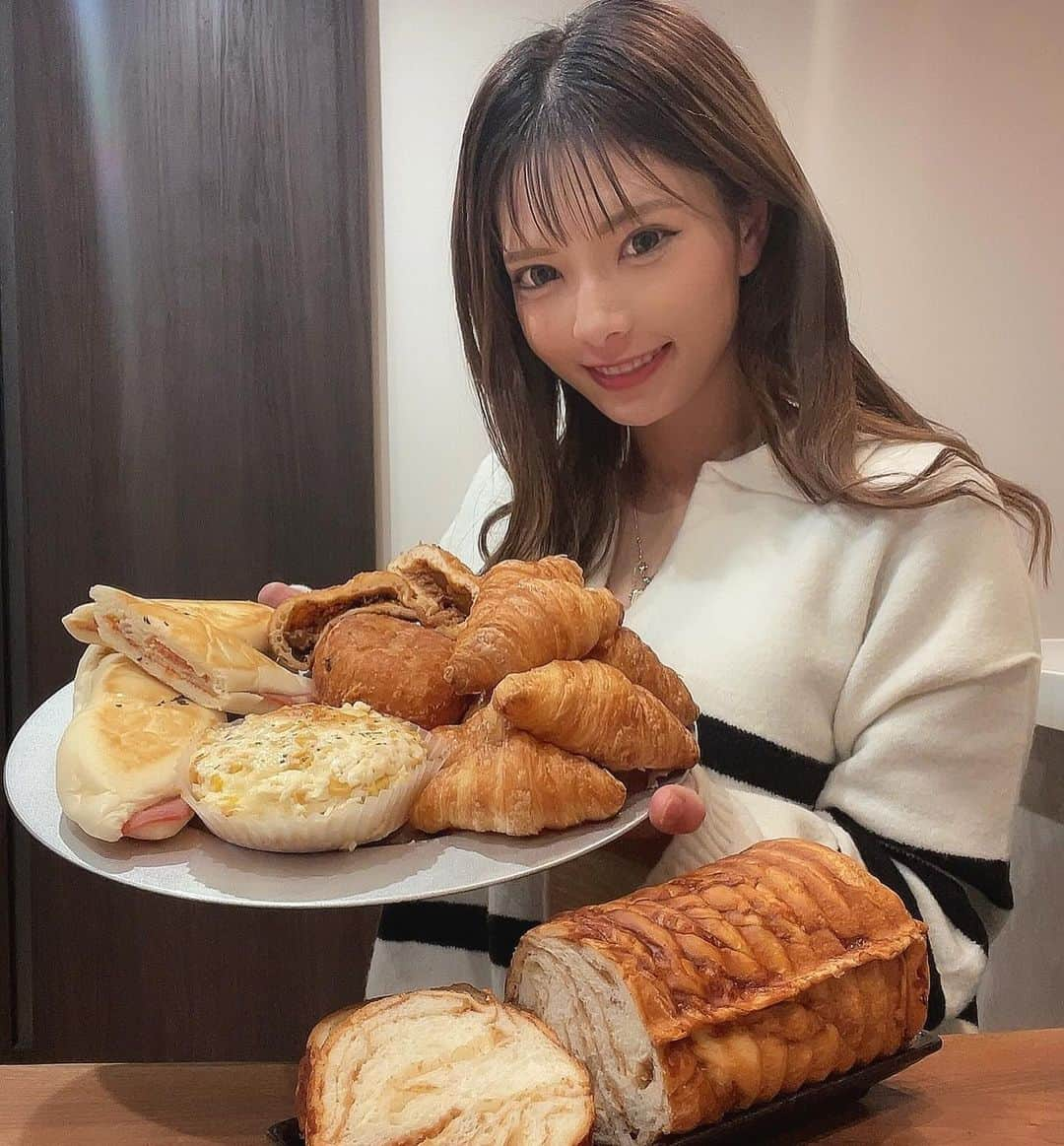 ちひろのインスタグラム：「.  パン大好き女です(*'▽'*)♪  大好きなパン屋さん🍞 ブルックリン🥐  @brooklyn.nagaoka  結構な頻度で行くんだけど絶対に買うのが  カレーパンとメープルラウンド🍁⠜ クロワッサン🥐も👦すき！  メープルラウンド大好き過ぎて大きいの買っても一瞬で終わる💦あたしがほとんど1人でパクパク食べてしまう🤫  「メープルラウンド」→1日で最大198本を製造、販売する当店1番人気の商品。メディアでも取り上⤴︎︎︎  「カレーパン」→カレーパングランプリ2021年～23年で3年連続金賞受賞した人気の商品。牛肉がゴロゴロ入った自家製カレーがたっぷり入ってる🐮  「茄子のパニーニ」→ジューシーな茄子とトマト、ベーコンを豪快に挟んだ一品🍆🍅  「ミニクロワッサン」→甘いシロップをたっぷりとかけた、一口サイズのクロワッサン🥐  「コーンマヨパン」→みんな大好きコーンがたっぷりとのった人気商品🌽  他にも今日はネギ味噌出来たてうんまかった🤤 あと、はちみつ胡桃チーズがあたしの推し🍯🧀うまーっ  👶はアンパンマンのカスタードパン(⚈ ̍̑⚈ ̍̑⚈)  👦はクロワッサン🥐と大好きなメープル😁  👨はカレーパン🍛すきっ！  パンって最高👍❤︎  全部美味しそうで全部かぶりつきたい😋  みんなも言ってみてね！出来たてちょー美味しい😉  PR @brooklyn.nagaoka #ブルックリン長岡店 #新潟パン屋 #新潟パン #新潟テイクアウト #長岡パン屋 #長岡グルメ #長岡スイーツ #長岡市グルメ #パン #パン屋 #パン屋さん #パン好き #パン好きな人と繋がりたい」