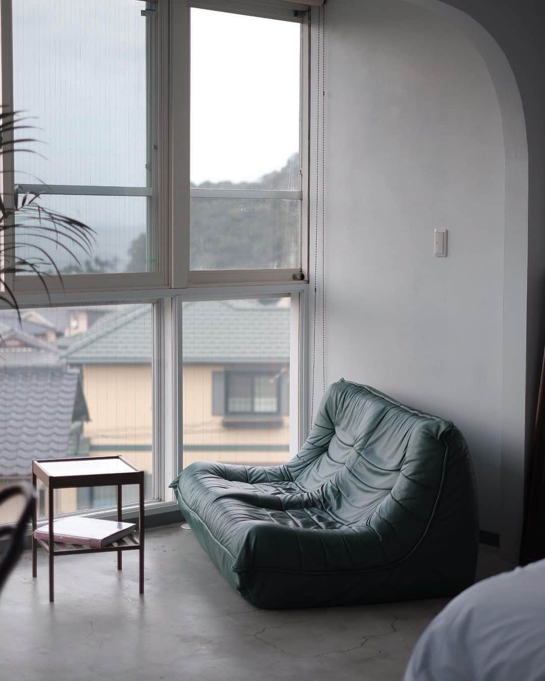 matsukenさんのインスタグラム写真 - (matsukenInstagram)「_✔︎     静岡旅の備忘録 今回の旅の最大の目的地であった @hotel2ylatami へ    8部屋ある中でも 泊まりたかった相模湾を 一望できるスペシャルツインルーム     内装や置かれている家具 どこを切り取っても素敵だなぁと。     中でもお気に入りはコンクリの 隙間を埋めてある金継ぎの部分     景色を眺めながらレコードを聴いたり、 看板犬のちぇると遊んだり。 夕方のテントサウナも最高だった。    そして友人の @daichi_photo_ くんを 通じてこの宿を知り @kats319 くんと出会えました🤝🏻     次回はSUPができる季節に再訪したい🏄     #2YL #hotel2yl #hotel2ylatami  #matsukentrip  #matsukentrip_shizuoka」11月24日 20時48分 - ___matsuken