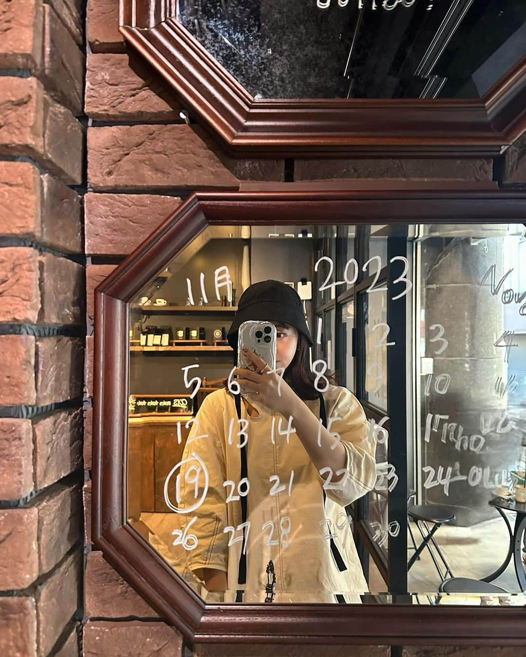 横田亜美のインスタグラム：「. 韓国っぽおしゃカフェ🖤 . 📍新宿御苑前駅から徒歩３分 @cois_official ☕️🫘 . お友達と偶然リンクコーデだった✌︎ . わたしのこの日のコーデは tops&bottoms @shein_japan の 私も撮影モデルを務めたFRIFUL🍂 . 商品ID 24362722 , 23501261 . 撮影データちらほら上がってたから 探してみてねっ　「FRIFUL86」 クーポンも良かったら使って✨ . . #新宿御苑 #新宿御苑前ランチ #新宿御苑前グルメ #新宿御苑カフェ #新宿カフェ #韓国っぽカフェ #韓国っぽ #韓国カフェ #東京カフェ #東京カフェ巡り #東京カフェ部 #SHEIN #FRIFUL #SHEINコーデ #FRIFULコーデ #BeSHEINモデル #プチプラコーデ #プチプラファッション #同世代」