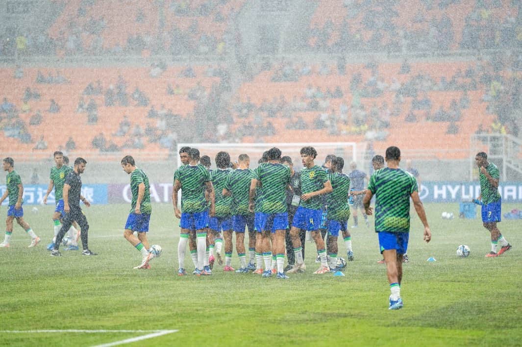 サッカー ブラジル代表チームのインスタグラム：「A partida entre Brasil e Argentina pelas quartas de final da Copa do Mundo Sub-17 foi adiada, a princípio, para às 9h30 (de Brasília), em razão das fortes chuvas no estádio.  📸: @letoribas/CBF」