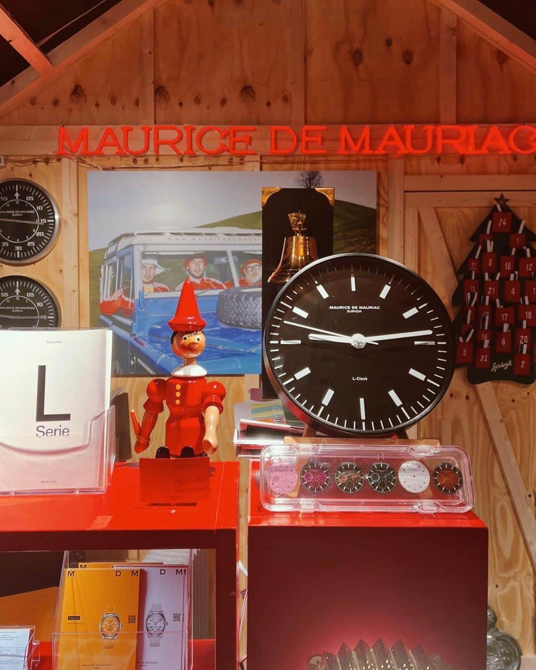 Maurice De Mauriac Zurichさんのインスタグラム写真 - (Maurice De Mauriac ZurichInstagram)「Our MDM Garage is not closed, just open in a different location. Come by, say hi and drink Glühwein with us @weihnachtsalleezh 🎄❄️♥️ see you soon! Happy X-mas TIME 🕗  #xmasmarkets #zurich #zurichxmasmarket #watches #zurichwatch #family #swissmade」11月24日 20時49分 - mauricedemauriac