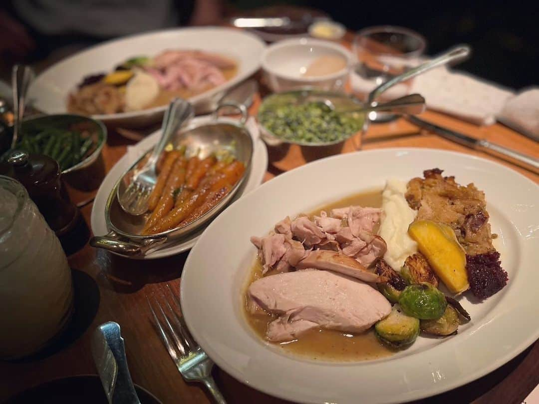 小川ひとみさんのインスタグラム写真 - (小川ひとみInstagram)「Thanksgiving day🫶💓 with my favorite family🥰 今年のDinnerはOakdoorで🗼 息子も幼馴染と思いきり楽しめて 私も大好きな友人とピニャコラーダで乾杯して🥥 あたたかい夜を過ごせました🌉💓 #LOVE」11月24日 20時51分 - hitomy220