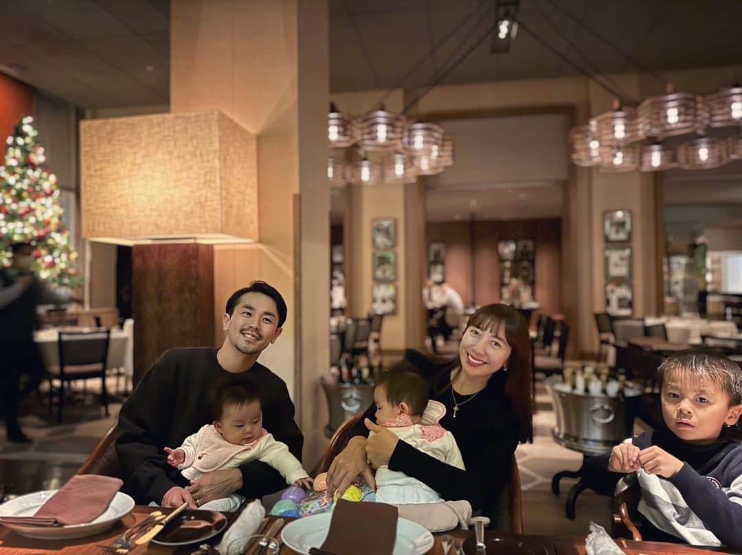 小川ひとみさんのインスタグラム写真 - (小川ひとみInstagram)「Thanksgiving day🫶💓 with my favorite family🥰 今年のDinnerはOakdoorで🗼 息子も幼馴染と思いきり楽しめて 私も大好きな友人とピニャコラーダで乾杯して🥥 あたたかい夜を過ごせました🌉💓 #LOVE」11月24日 20時51分 - hitomy220