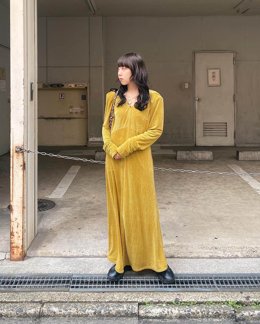 のインスタグラム：「#MOUSSYSNAP @kanon_makabe 157cm  ・VELOR PUFF SHOULDER DRESS(010GAG30-7480) ・BIG HEART CHOKER(010GAT50-6880) ・MINIMAL SHOULDER BAG(010GA751-6010) 全国のMOUSSY店舗／SHEL'TTER WEBSTORE／ZOZOTOWNにて 発売中。  #MOUSSY」