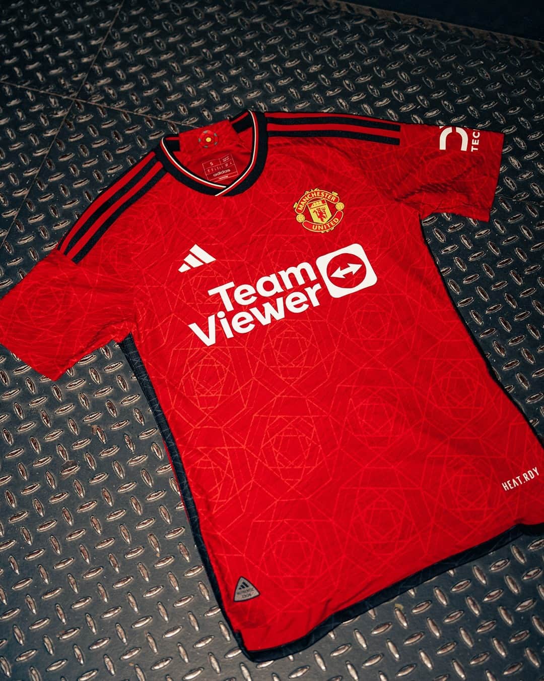 マンチェスター・ユナイテッドのインスタグラム：「Red is our colour 🌹  Get #BlackFriday discounts on gifts for you and every Red in your life on United Direct 📲  #MUFC #ManUtd」