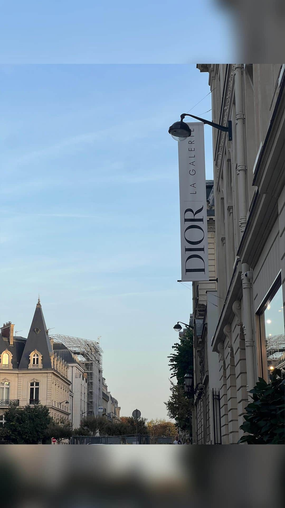 endoyukako のインスタグラム：「Diorカフェ☕️✨ . . #diorparismontaigne  レストランやカフェが併設されている パリのDior Montaigne店。 〈30 Montaigne〉は、パリ8区にあり クリスチャン・ディオール氏が 1946年に自身のメゾンを立ち上げ お店を開いたDior創業の地でもあるという 由緒ある店舗。 店内にはカフェやレストラン併設で 空間がめちゃくちゃかわいい🥹🩷 ここでも結局お酒飲んでましたが…笑 パリはかわいいお店ばっかりで ほんとにほんとにずーっとかわいいと 言ってばかりでした。笑 . アイテムの金額は そこまで日本と差は無いけど 免税を考慮すると 日本で買うより気持ちお手頃でした。 . ⁡. . .  #ゆかフェ海外旅行  ============ 𝗉𝗅𝖾𝖺𝗌𝖾 𝖿𝗈𝗅𝗅𝗈𝗐 𝗆𝖾 @123kirin  お酒・おでかけ情報中心に 毎日21時頃更新してます♥ ============  .  #フランス旅行  #パリ観光  #パリ旅行  #Paris  #フランス観光  #Diorカフェ  #ディオールカフェ  #購入品紹介  #海外旅行記  #海外旅行 #旅スタグラム  #旅女  #旅女子  #旅行vlog  #旅vlog #Christiandior  #Diorcafe #パリ旅行記  #購入品紹介  #購入品記録 #diorparis」