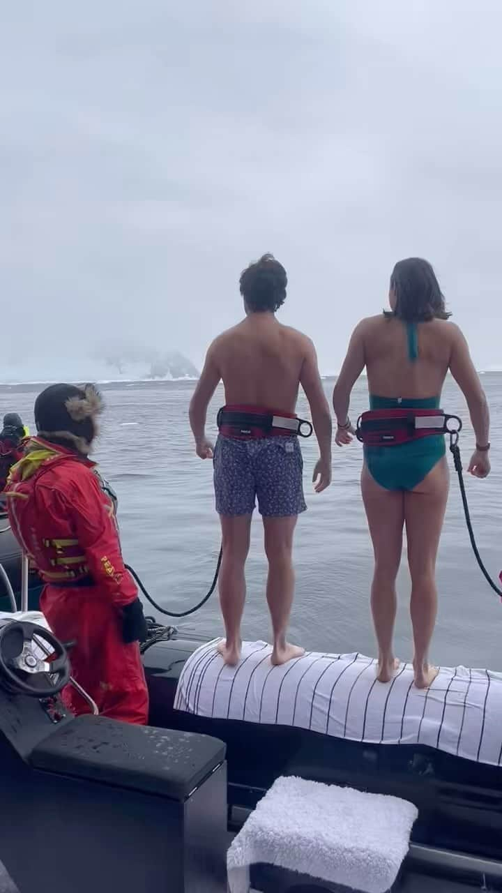 キャロライン・ガルシアのインスタグラム：「Polar plunge experience ✔️  Living the Antarctica experience  At least we would have wear our Swimwear once at least during our holidays 😂🥶❄️🤍🇦🇶🤯  Please do not rate my jump performance 🫣 #antartica #polarplunge #lascroquetas #icebath」