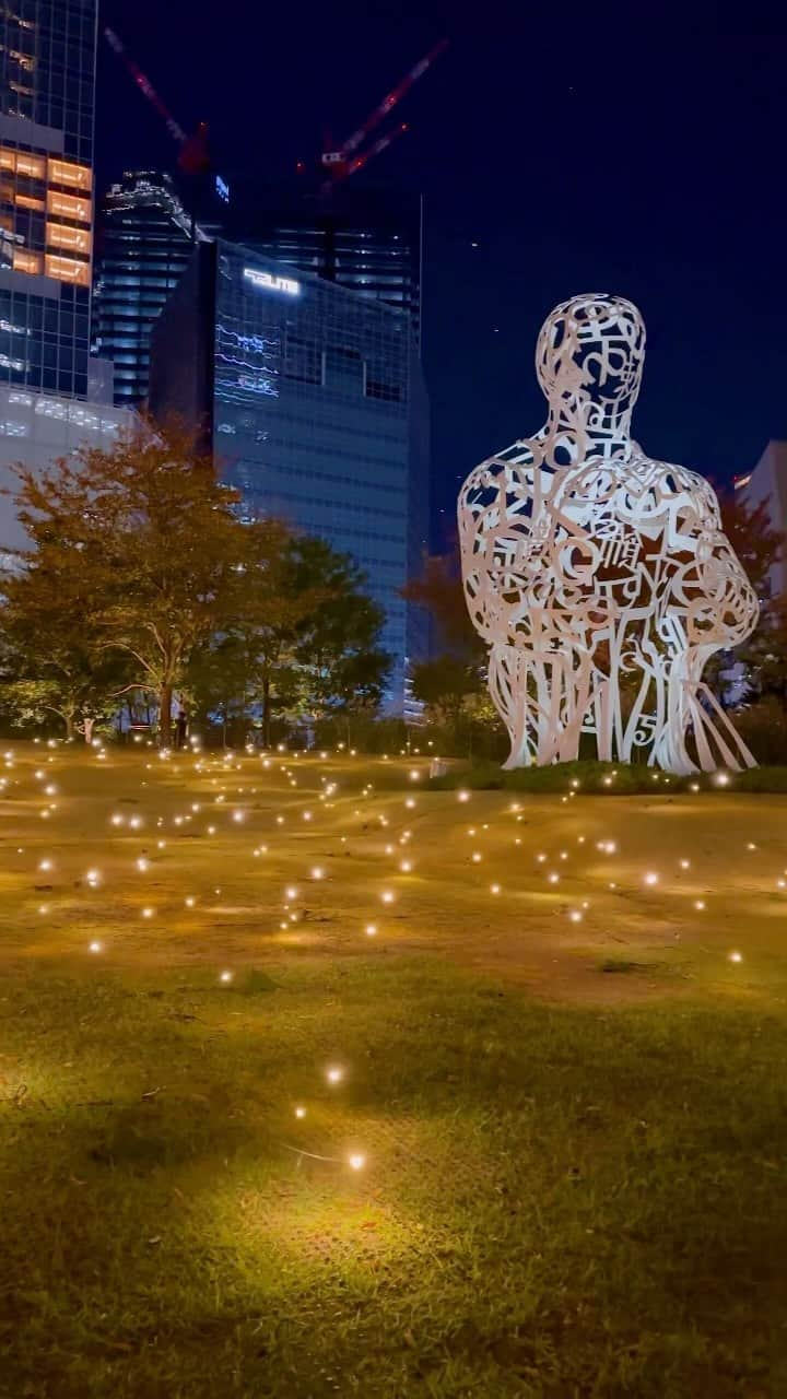 Andaz Tokyo アンダーズ 東京のインスタグラム：「光のアートを巡って街歩きを楽しむ、TORANOMON LIGHT ART。世界最大級のライトアートフェスティバルを運営する「Light Art Collection」とのパートナーシップによる、革新的で芸術性の高いライトアート作品が2024年1月8日までの期間限定で展示されます。“光”という共通言語を通じて、人と人、人と街を結ぶ、新しい冬の夜をお楽しみください。  Explore the dazzling light installations scattered all over Toranomon Hills. For a limited time only, Toranomon Hills has partnered with Light Art Collection, known for its innovative and artistic lights. Take a stroll to admire these artworks that are exhibited until the 8th January 2024 and do not forget to come visit us on your adventure around Toranomon.  #ライトアート  #東京ホテル #絶景ホテル  #ホテルステイ #ホテル好き #ライフスタイルホテル #ラグジュアリーホテル #虎ノ門 #虎ノ門ヒルズ #アンダーズ東京 #東京夜景 #トーキョー #冬の夜  #andaztokyo  #beautifulhotels #tokyohotel #toranomon #luxuryhotel #lifestylehotel #tokyonight #tokyonightlife #tokyonightview #lightart #tokyo #japan」