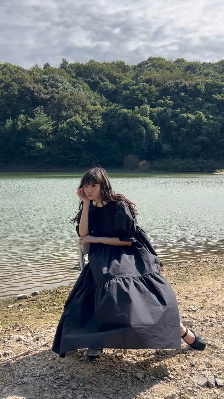 荒川ちかのインスタグラム：「@ryojiobata 撮影の時の動画📷 ロケ地が本当に景色が綺麗なところでした🍃 福岡の店舗にもようやく行けて嬉しかった〜 東京での展示会が始まってるそうなのでみなさんぜひ🐈」