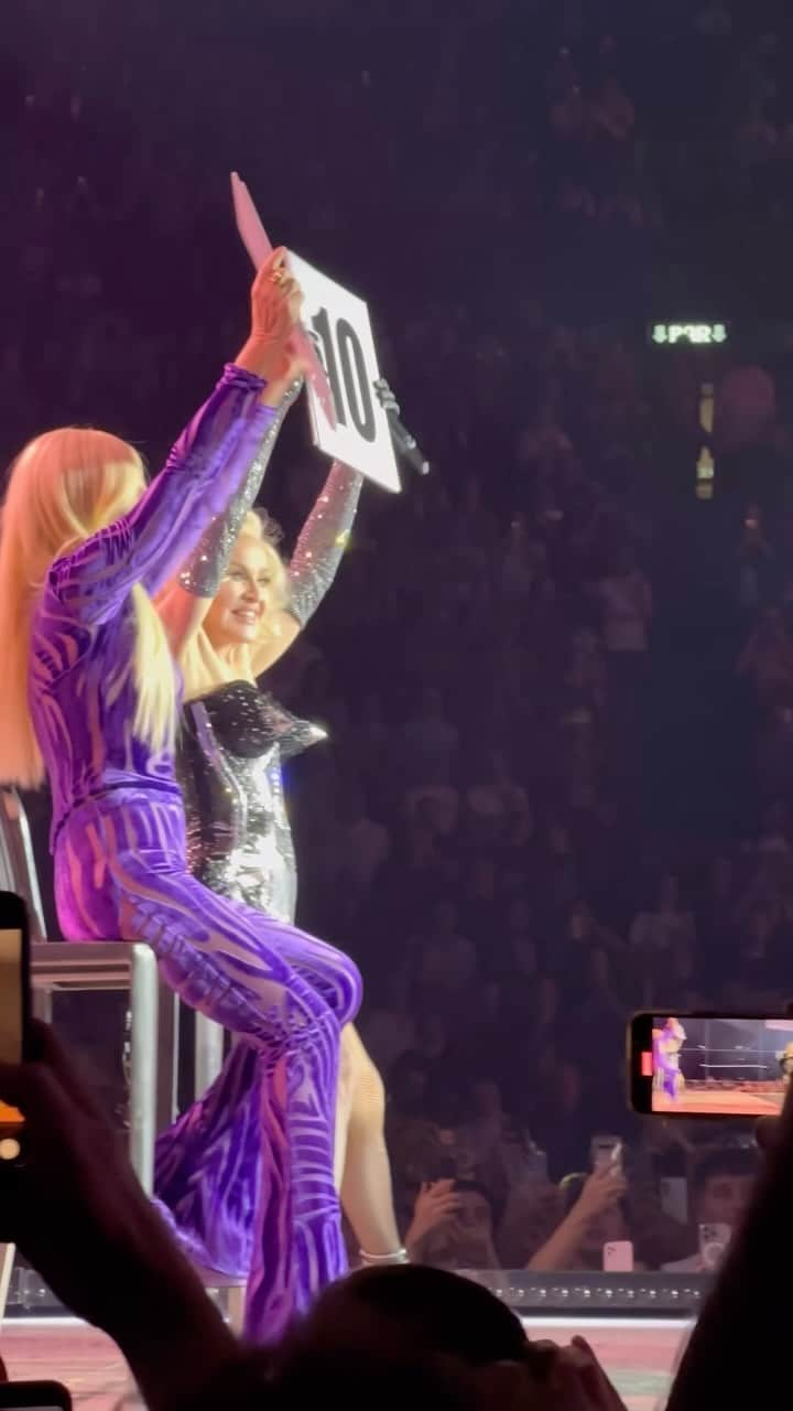 Vogue Italiaのインスタグラム：「Tra i momenti più indimenticabili di ieri sera al Forum di Assago, davanti a 11 mila persone, @madonna e @donatella_versace, sul palco e di nuovo insieme, ad inaugurare la prima tappa italiana del “The Celebration Tour”, dove la Regina del pop ripercorre 40 anni di carriera (e una miriade di ispirazioni estetiche). Scopri di più al link in bio.  Thanks to: @la.ghey  #VogueEvents」