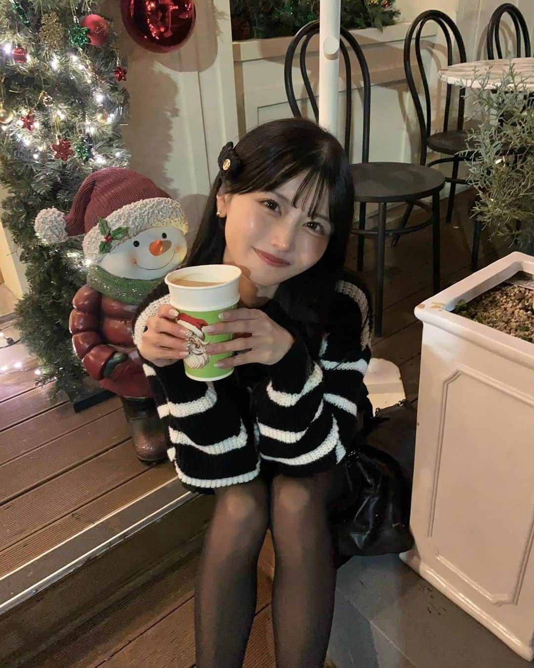 のインスタグラム：「クリスマスムードでかわいかったカフェ🎅🏻♡ @dday1_cafe  ㅤㅤㅤㅤㅤㅤㅤㅤㅤㅤㅤㅤㅤ ㅤㅤㅤㅤㅤㅤㅤㅤㅤㅤㅤㅤㅤ tops: @hotping_japan  ㅤㅤㅤㅤㅤㅤㅤㅤㅤㅤㅤㅤㅤ ㅤㅤㅤㅤㅤㅤㅤㅤㅤㅤㅤㅤㅤ #ootd #code #カフェ #韓国カフェ #ソウルカフェ #cafe #クリスマスカフェ」