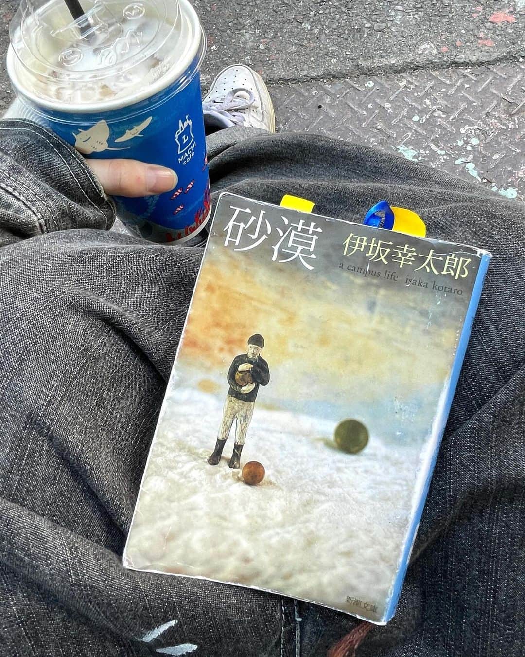 らてのインスタグラム：「砂漠 / 伊坂幸太郎 「その気になればね、砂漠に雪を降らすことだって、余裕でできるんですよ」西嶋がとても最高だったのと、時が過ぎるのは私が思っているよりもずっとずっと早いみたい。  わたしももう一度大学に入学して、彼らのように、麻雀したり超能力者と出会ったり遠い国の戦争を止めようと砂漠に雪を降らしてみたくなった。なんてことは、まるでない。」