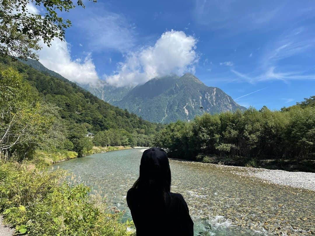 小日向夏実のインスタグラム：「⛰️☁️  上高地にいる間全部が綺麗で感動したな〜（懐かしい）6時間歩いたヨ‼️  もう1回行きたい☁️  #上高地 #ハイキング #旅行 #japan #japantravel #followｍe #いいね」