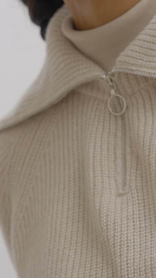 ジョンスメドレーのインスタグラム：「Effortlessly chic, endlessly wearable.  Make light work of cold weather dressing by layering warm neutral knits. Discover our new winter collection online today.  #winterwarmers #madeinengland #johnsmedley」