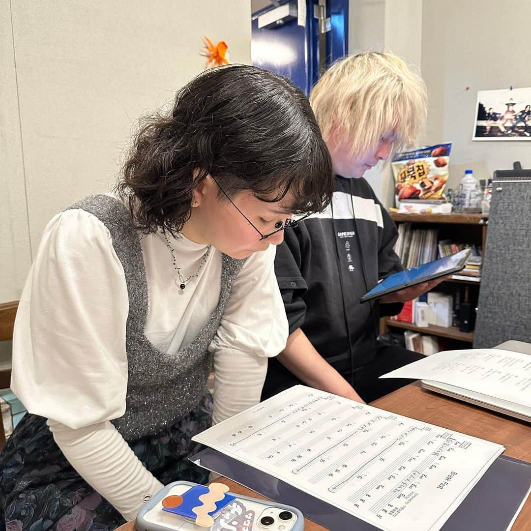 清浦夏実さんのインスタグラム写真 - (清浦夏実Instagram)「清浦ソロアルバム　レコーディング初日。  ここ半年ほどはひたすら仕込み作業をしていましたが、とうとうRECに突入しました。まずはやぎぬまかな曲のリズム録りからスタート。  ドラムにはthe band apart木暮栄一さん、ベースはノブさんこと大澤伸広さんが参加。バンアパのレーベルのスタジオをお借りしての作業。やぎがレーベルメイトである口ロロのメンバーということもあり繋がったご縁です。木暮さんは大先輩ですが大変気さくでお優しい、粋なお方でした。ノブさんは共通の友人も多く、ご一緒するのは初めてでしたが、以前ライブも拝見していたので、私は何の心配もなく見学をしておりました。  やぎの丁寧な下準備、的確なディレクションの甲斐もあり、あっという間に録音は完了。演奏を撮影するボーナスタイムも生まれたり。そして終わった瞬間お酒が注がれ宴会開始。最高。お邪魔した身なのに嬉しくて日本酒をしこたま飲んでしまいました…。もはやRECより飲みの時間の方が長かったな…。バンドのムードを共有できる、とても楽しいひとときでした。ありがとうございました！良いスタートが切れました。  #清浦夏実 #TWEEDEES #やぎぬまかな #口ロロ #木暮栄一 #thebandapart #大澤伸広 #侍文化  #Drum #Bass #REC #リズム録り #宴会 #スタジオ #至る所に #酒 #美味しゅうございました #楽しかった」11月24日 20時57分 - kiyo_723