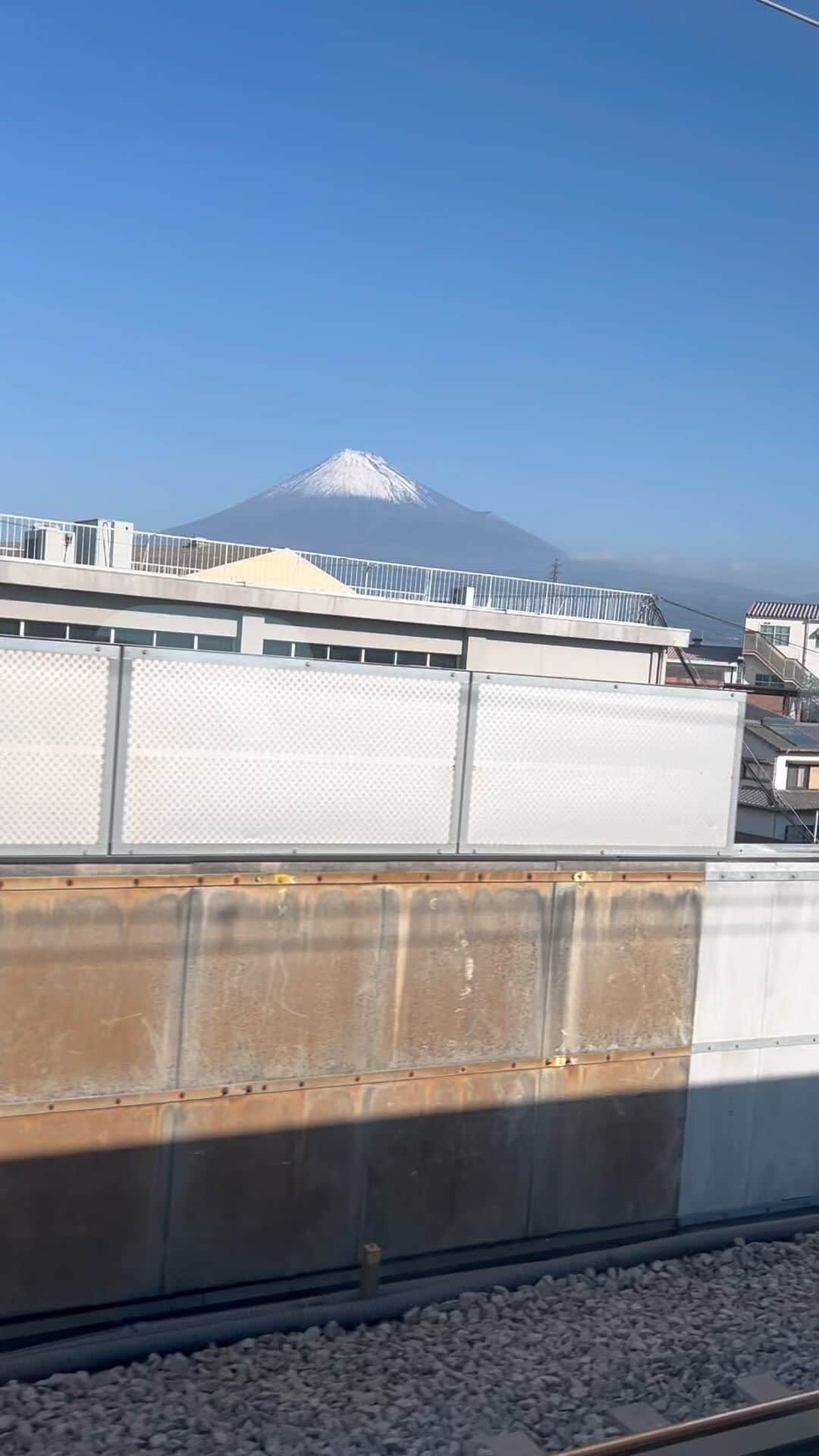 三輪記子のインスタグラム：「2023年、秋のある日の富士山🗻」