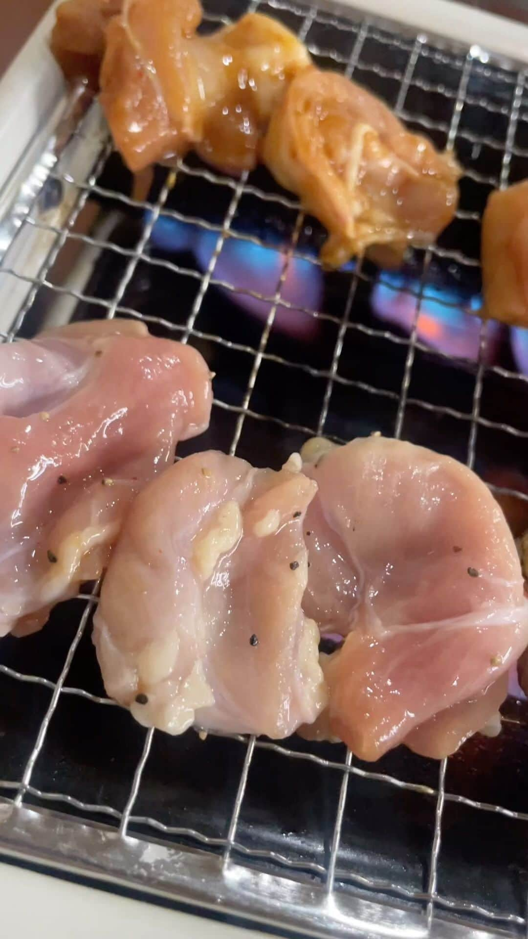 浜口順子のインスタグラム：「私が三重で出会って感動した食べ物✨そのひとつ、 #鶏焼き　です！ 絶妙な味噌の味付けも最高ですし、 なんてったって鶏肉が新鮮でほんま美味しいです。 ほんでめっちゃお安い。 三重県内のいろんなお店を開拓していきたいなあ。 三重に旅行に来られたら絶対食べて欲しいなー。 お店の雰囲気も最高なので。  先日の　#東海北陸B1グランプリin四日市　では 1位を獲得しましたね✨ おめでとうございます👏  #三重 #みえ #mie #三重のええもん見てほしい  #三重グルメ #松阪 #松阪鶏焼き肉」