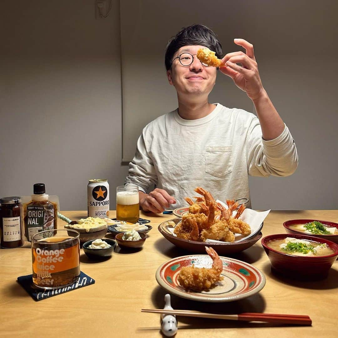 みわこさんのインスタグラム写真 - (みわこInstagram)「＊ きょうも1日おつかれさま☺️🤓♡ 今夜は食べ放題！な足赤えびのエビフライでした〜🍤 「めがねくんにエビフライしたげてタルタル付きでね」と わたしの母からエビをもらったから、がんばりました〜 なぜかわたしの母はめがねくんに超甘い…！😂笑  #エビフライ#海老#海老フライ#🦐#🍤#海老味噌汁#タルタルソース」11月24日 20時58分 - meganeandmiwa