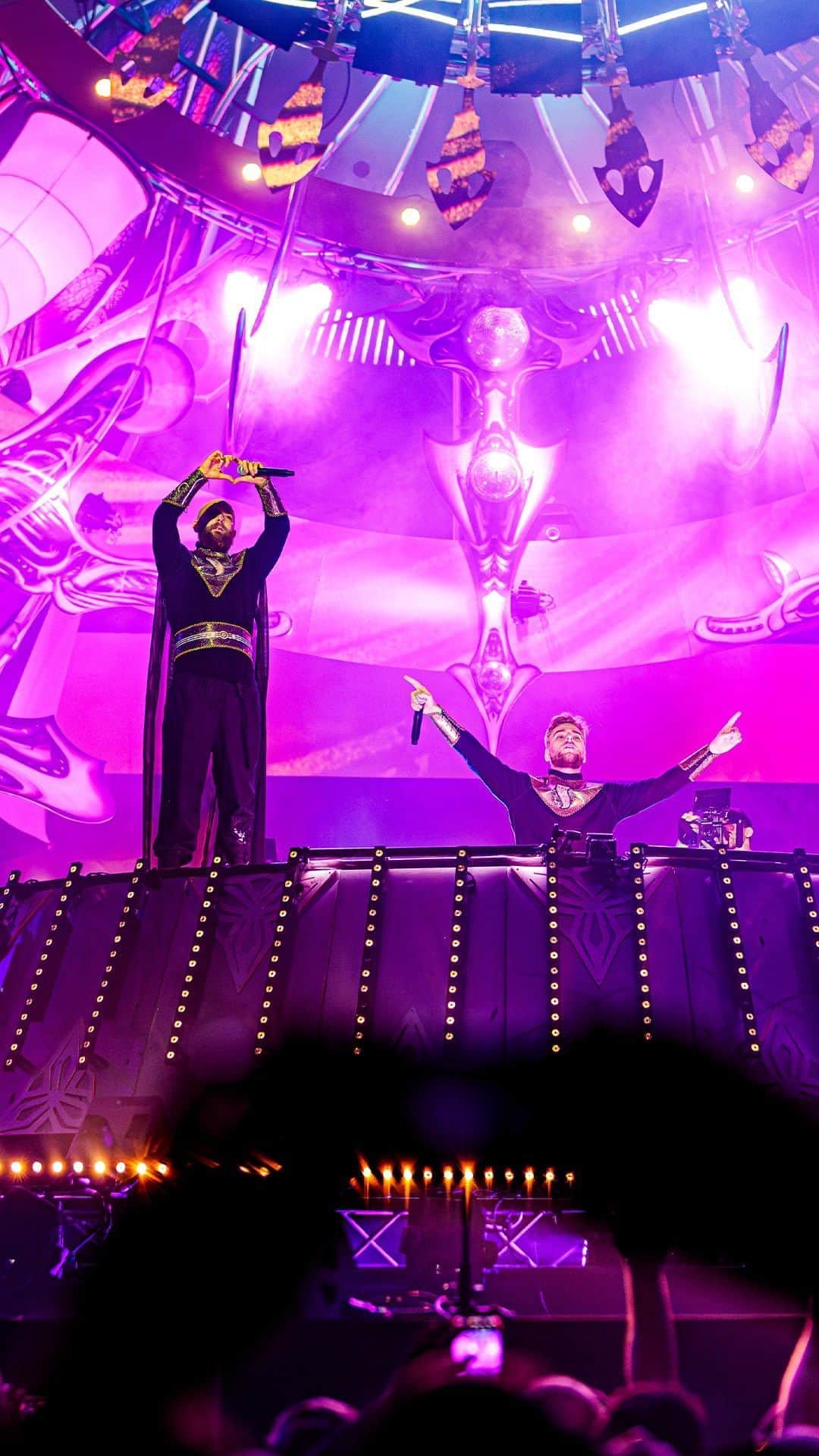 Showtekのインスタグラム：「The legendary Showtek brothers are back in the scene to continue their legacy. With ‘Dear Hardstyle’, they tell the story of their connection to our beloved music and constitute a musical ode to the genre. Pre-save it now as their much anticipated hardstyle track drops next Wednesday on Q-dance Records.  #showtek #dearhardstyle」
