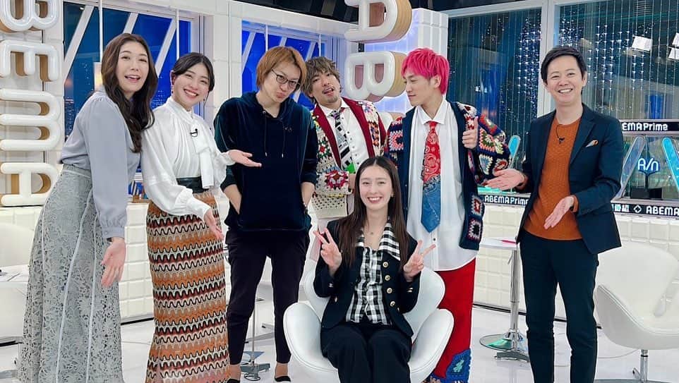 フェン・シャーニィーのインスタグラム：「Thank you for having me @abema_official  (my first time being on a live news show !?!?! I was soo nervous but was so blessed everyone was so kind and supportive🥹🥹🥹 )  初めて ABEMA Prime に出演させて頂きました。  すごく緊張したけどみんなとっても優しくて、日本語もたくさん助けてくれて本当に温かい時間でした。  ありがとうございます😭🩷  #アベプラ #topofthehill」