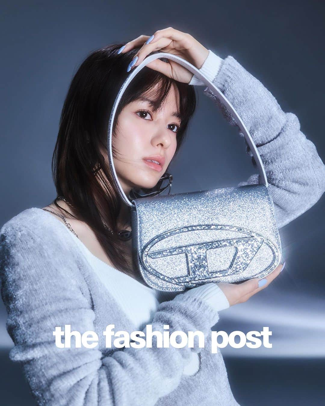 The Fashion Postさんのインスタグラム写真 - (The Fashion PostInstagram)「#fashion DIESEL with Maika Yamamoto  『1年を締めくくる特別な冬に。山本舞香が出会う、ディーゼルと迎えるホリデー 〈前編〉』  寒さを感じるとともに、ワクワクする気持ちが募っていく季節。いよいよ1年で最も心浮き立つクリスマスシーズンが到来！ そんな気分をさらに高めるために、DIESEL のホリデーコレクションを身につけてみてはいかが？ 遊び心のあるポップなものから、力強さを感じるクールなものまで。ランウェイピースのアイデアから進化しながらも幅広いテイストをそろえる本コレクションは、どんなスタイルの人にも高揚感に満ちたムードを連れてきてくれるはず。着こなすのは数々の映画やドラマにて個性的な存在感を放つ、女優・山本舞香。大切な人へのギフトや自分のご褒美にも手に取りやすいバッグをメインに、ホリデールックをお届けする。(第1回／全2回)  model: Maika Yamamoto photography: Toki videography: Kohei Igarashi styling: Yuka Sakakibara hair & make up: Rei Fukuoka edit: Yuko Igarashi & Natsume Horikoshi text: Yuko Igarashi  #tfp #thefashionpost #DIESEL #ディーゼル #山本舞香 #MaikaYamamoto #pr」11月24日 21時00分 - tfpjp