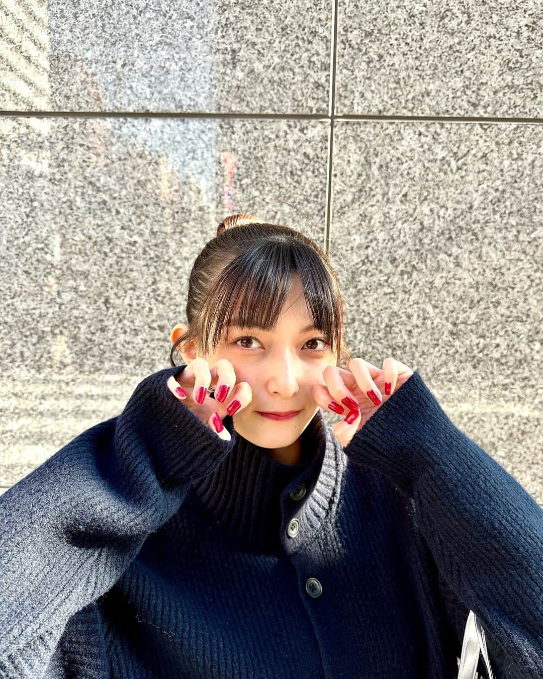 中澤瞳のインスタグラム：「久しぶりに赤ネイルしたんだけど 出かける時に靴履いたらすぐ禿げた🌹  まつげは @ayaka.k_eye ちゃん♡ @henri__eye @henri__jp」