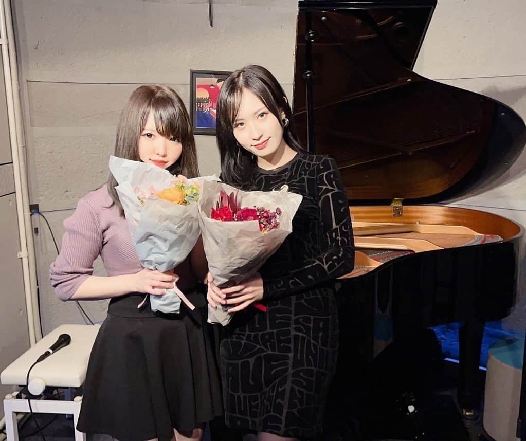 原田ありさのインスタグラム：「遠征！！！ しま〜〜〜〜す！！！！🎹👯‍♀️💖  ◯12月10日(日) 名古屋パラダイスカフェ21 ◯12月15日(金) 大阪梅田always  ご予約まだまだ受付中❣️ 久々の遠征、レベルアップした姿をお見せ出来ると思う😎会いに来てね！✨」