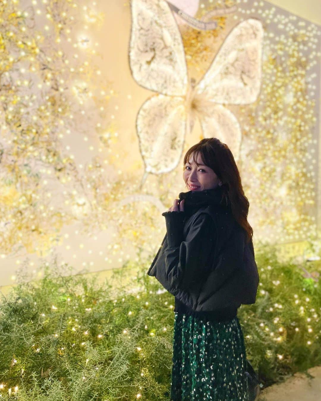 梅野舞さんのインスタグラム写真 - (梅野舞Instagram)「皆さんこんばんは♡  街は煌びやかに輝き出しましたね✨✨  キラキラと輝くイルミネーションが街を包み込み、心を満たしてくれるような温かさと幸せを感じさせてくれる❤️  月日は流れる水のように、あっという間に容赦なく過ぎ去っていく🤣  あれほど遠かった未来が、今や過去となり、思い出の断片として心に刻まれ💕  日々の刻々とした瞬間が早く過ぎ去るのだと実感する。  時の流れは速く、だからこそ、目の前の瞬間を大切に生きることが重要だね🎉  #イルミネーション#表参道#dior #キラキラ#こんばんは#winter #今を大切に#笑顔でいよう #happy #instagood#instagram #instagramjapan」11月24日 21時00分 - mai.umeno