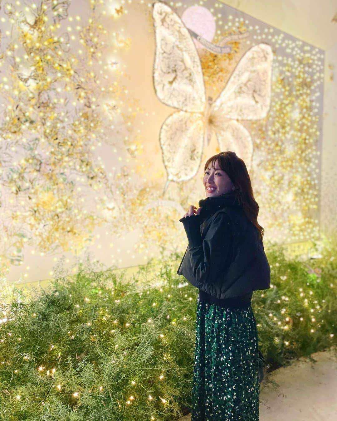 梅野舞さんのインスタグラム写真 - (梅野舞Instagram)「皆さんこんばんは♡  街は煌びやかに輝き出しましたね✨✨  キラキラと輝くイルミネーションが街を包み込み、心を満たしてくれるような温かさと幸せを感じさせてくれる❤️  月日は流れる水のように、あっという間に容赦なく過ぎ去っていく🤣  あれほど遠かった未来が、今や過去となり、思い出の断片として心に刻まれ💕  日々の刻々とした瞬間が早く過ぎ去るのだと実感する。  時の流れは速く、だからこそ、目の前の瞬間を大切に生きることが重要だね🎉  #イルミネーション#表参道#dior #キラキラ#こんばんは#winter #今を大切に#笑顔でいよう #happy #instagood#instagram #instagramjapan」11月24日 21時00分 - mai.umeno