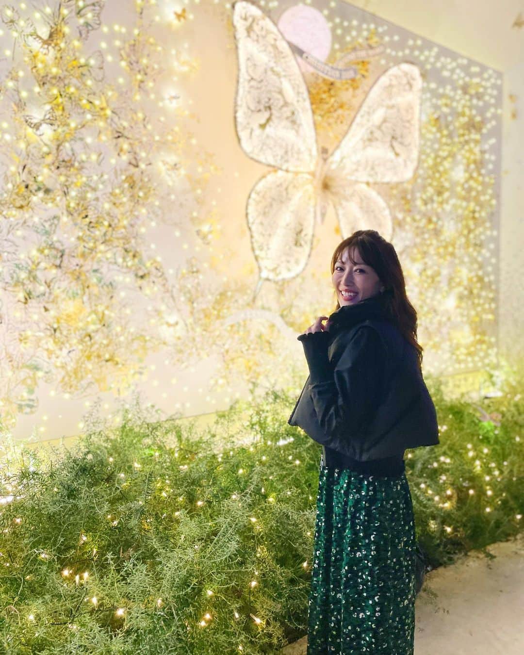 梅野舞さんのインスタグラム写真 - (梅野舞Instagram)「皆さんこんばんは♡  街は煌びやかに輝き出しましたね✨✨  キラキラと輝くイルミネーションが街を包み込み、心を満たしてくれるような温かさと幸せを感じさせてくれる❤️  月日は流れる水のように、あっという間に容赦なく過ぎ去っていく🤣  あれほど遠かった未来が、今や過去となり、思い出の断片として心に刻まれ💕  日々の刻々とした瞬間が早く過ぎ去るのだと実感する。  時の流れは速く、だからこそ、目の前の瞬間を大切に生きることが重要だね🎉  #イルミネーション#表参道#dior #キラキラ#こんばんは#winter #今を大切に#笑顔でいよう #happy #instagood#instagram #instagramjapan」11月24日 21時00分 - mai.umeno