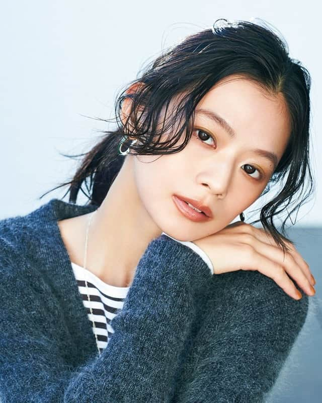 美的 Biteki's official Instagram! さんのインスタグラム写真 - (美的 Biteki's official Instagram! Instagram)「＼前髪ロングさん向け／ 【外ハネ前髪で小顔効果も♡ カジュアル簡単アレンジ】  ロングの前髪を、ただ下ろしたり横に流したり…で済ませていませんか？ ちょっとしたアレンジのコツを身につければグンとおしゃれ度UP！注目ヘア＆メイクのKanakoさんが教えます♪  ＠CASUAL こなれゆる外ハネ×ひとつ結びでしゃれ感を♡   写真2枚目 【Before】 ＼面倒くさくなってついサイドに流すだけですませてしまう／  3枚目 【After】 キマりすぎていないけれど、おしゃれにしたい…そんなときにはウエット＆重め前髪にまとめ髪で絶妙なこなれ感を。  4枚目 【SIDE】  5・6枚目 【HOW TO】 （1）前髪をセンター分けにする。前髪をひと束ずつ取り、内外ランダム巻きをする。前髪のいちばん内側は外巻きに。 （2）パール大のバームを手のひらに広げて、巻いた前髪の毛先へひねるようになじませる。後ろの髪はひとつにまとめる。 （3）結び目部分から数束引き出し、ひとつ結びをほぐす。  Point 巻くことでボリュームある毛先が両頰サイドにちょうど重なり、小顔効果が！  ■教えてくれたのは… ヘア＆メイク Kanakoさん 都内有名店で美容師として働いた後、独立。トレンド感のあるヘア＆メイクに定評があり、女性誌やモデル・タレントから絶大な支持を集める。  #簡単ヘアアレンジ #ヘアアレンジ #簡単ヘアアレンジ #bitekicom #松木育未 #メイク好きさんと繋がりたい #今日のメイク #美的 #美的メイク #メイク好き #女子力向上委員会 #美容好きな人と繋がりたい #コスメ #今日のコスメ #コスメオタク #美肌になりたい #美容好きさんと繋がりたい #美意識高い人と繋がりたい #コスメ好きな人と繋がりたい #美容垢さんと繋がりたい #メイク好きな人と繋がりたい #美活」11月24日 21時00分 - bitekicom