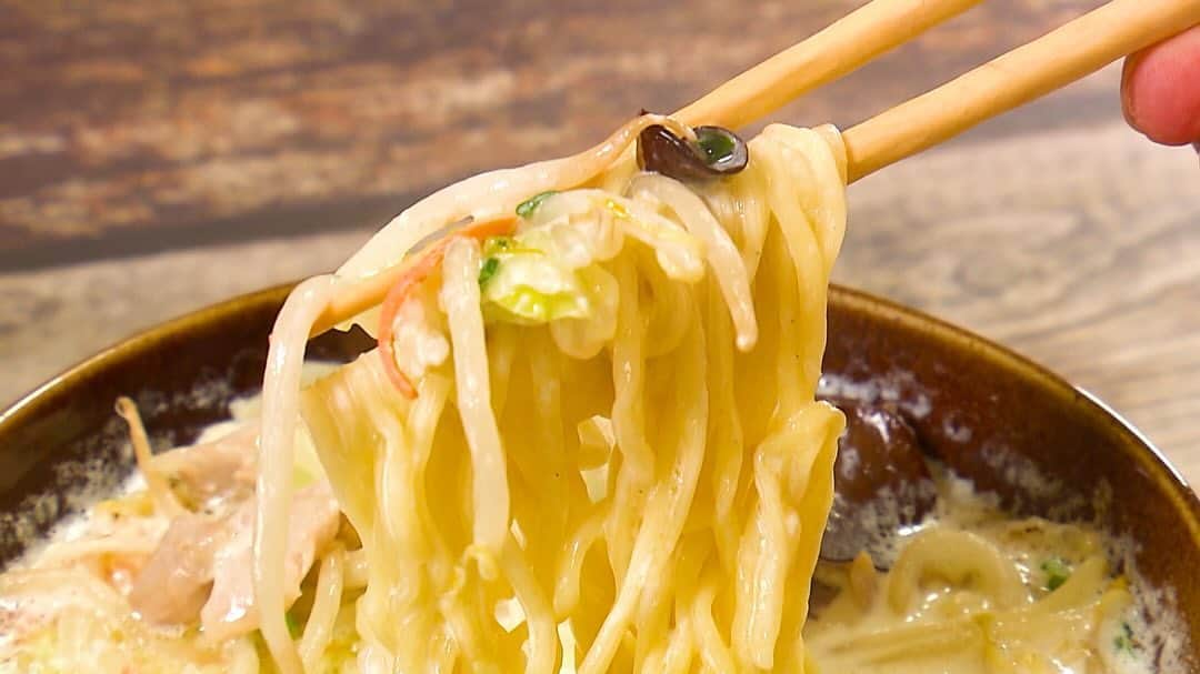 馬場裕之さんのインスタグラム写真 - (馬場裕之Instagram)「多忙な昼の新定番「ミルク塩ラーメン」 包丁要らず！一度食べたら沼っちゃうレシピです  【材料（１人前）】 ▷塩ラーメン：1袋 ▷牛乳：500ml ▷炒め用野菜パック：100g ▷鶏のもも肉：60g ▷小ネギ：1本 ▷塩：少々 ▷黒コショウ：少々 ▷バター：10g  #馬場ごはん #料理 #牛乳 #ミルク塩ラーメン #ミルクラーメン #ラーメン #塩ラーメン #jミルク #土日ミルクプロジェクト #milk #milknoodle #ロバート馬場　　 #おうちごはん #ロバート  #Japaneserecipe #pr」11月24日 21時00分 - hiro88