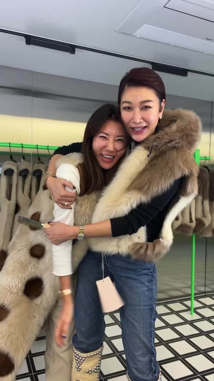 ピョン･ジョンスのインスタグラム：「잘 보셨죠?? 오늘 절때 안나오신다는 대표님 ! 인사 귀엽게 했죠?🤪 -Mavina 23FW Main Campaign- 2가지 스타일 콜라보롤 보여드립니다  👁️‍🗨️mavina x hoyatoya 콜라보컬렉션  🔜11.25 9am open   신중하게 생각해주세요  리미티드에디션으로 소량생산입니다  핸드메이드에 리얼이라 색상 조금씩 차이있고  털의길이도 차이있어요  찍어내는거 아닙니다  ☝🏼우리 홈쇼핑아닙니다  ☝🏼단 이틀간만 진행해요  검수 본사직원들 꼼꼼히해서 내보내니  리미티드 제품이라  제품이상 없을시 환불반품 안되요  ☝🏼제품 받으면 눌려 있을 꺼에요  빗으로 겉만 살살 빗고 털어주세요  입고다니면 숨을 쉬어서 살아납니다   빨리 보여드릴려고 부득이하게 토요일 9am open해요   ✅Hooded Shearling Vest 뉴트럴 컬러의 우아함과 빅후드 포인트로 캐주얼하고 실용적인 디자인이 돋보이는 시어링 베스트입니다. 베이지/브라운의 2가지 네츄럴칼라를 배색했어요  패셔너블하게 입으세요  옆선에 스냅버튼으로 44-77까지 사이즈조절이가능해요  기장도 49-50-51까지 1-2cm차이있어요  암홀이넓어 자켓위에도 패딩위에도 가능해요  ✔️REAL FUR 100% ✔️FUR : SHEARLING 100% ✔️COLOR: OATMEL- HONEY ✔️LENGTH: 50CM  MADE IN ITALY ✅Shearling long Vest With Mink Polka Dots. 심플&유니크!  마비나 브랜드의 아이덴티티가 돋보이는 뉴트럴톤의 우아한 시어링 베스트입니다. 캐주얼한 라운지웨어부터  포멀한 이너까지 우아하고 과하지않은  유니크함을 더해주는 아웃핏!!! 넘 이쁘죠? 밍크의 도트가 포인트  Size 40:44-55/42:66  110cm(1-2cm오차있음) ✔️REAL FUR 100% ✔️FUR : SHEARLING 100% ✔️FUR INTARSIA: MINK 100% ✔️COLOR: OATMEL- HONEY ✔️LENGTH: 110CM  MADE IN ITALY 마비나의 메인 캠페인 상품으로  홀리데이 시즌을 미리 준비하실 수 있게  스페셜한 프로모션으로 준비햤습니다 📌2023/11/25 토요일  📌 canalofficial.com  호야토야샵사이트에 팝업창 9am 띄워드려요」