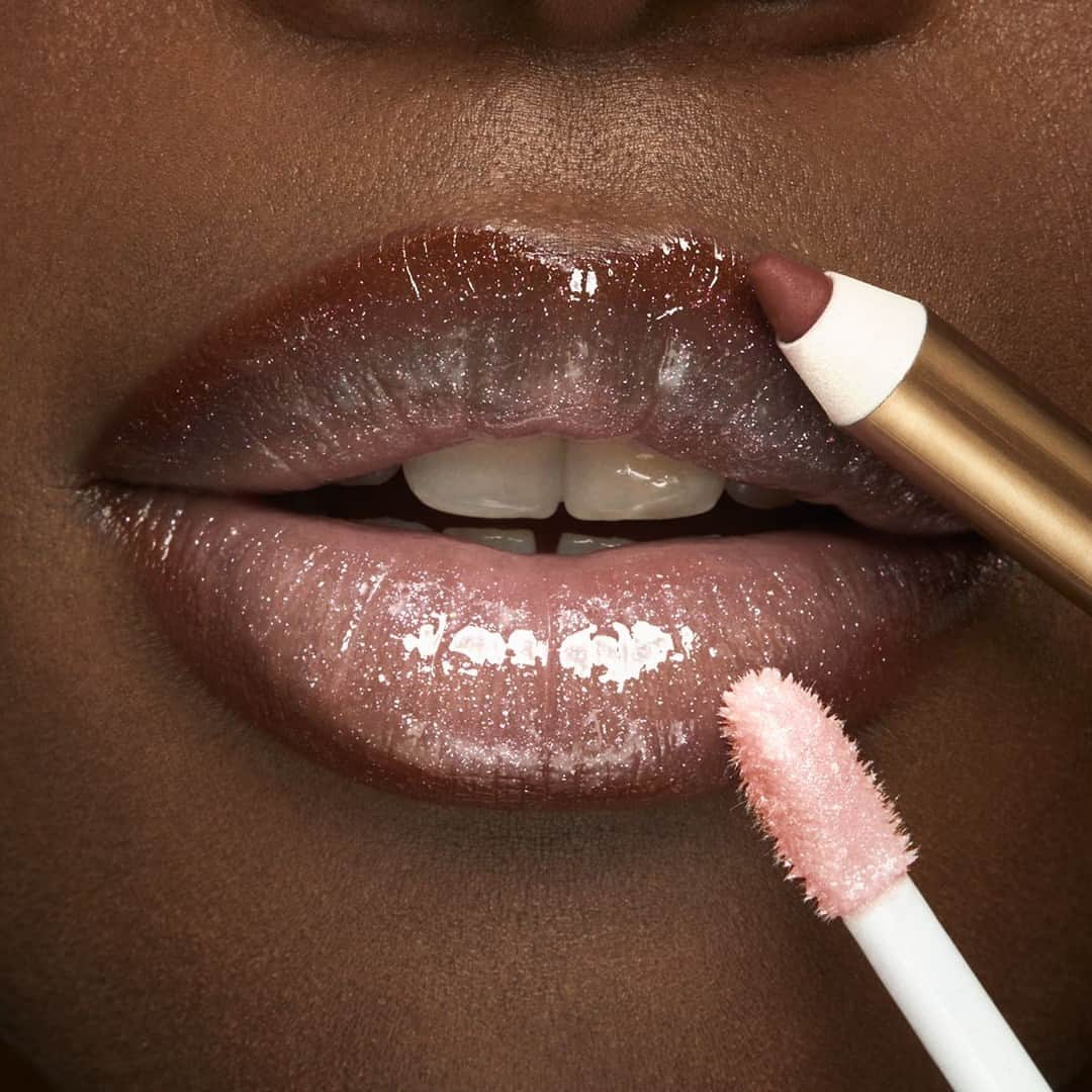 KIKO MILANOのインスタグラム：「Gloss up, gorgeous! 😍 Swipe on a cherry cola #lipcombo using our 3D Hydra Lipgloss in Pearly Pink and the New Creamy Colour Comfort Lip Liner in Amaranth 💋 Who’s trying this combo? ⁣ ⁣ #KIKOLips #glossylips #lipliner #lipgloss #shinylips⁣ ⁣ 3D Hydra Lipgloss 05 - New Creamy Colour Comfort Lip Liner 09⁣」