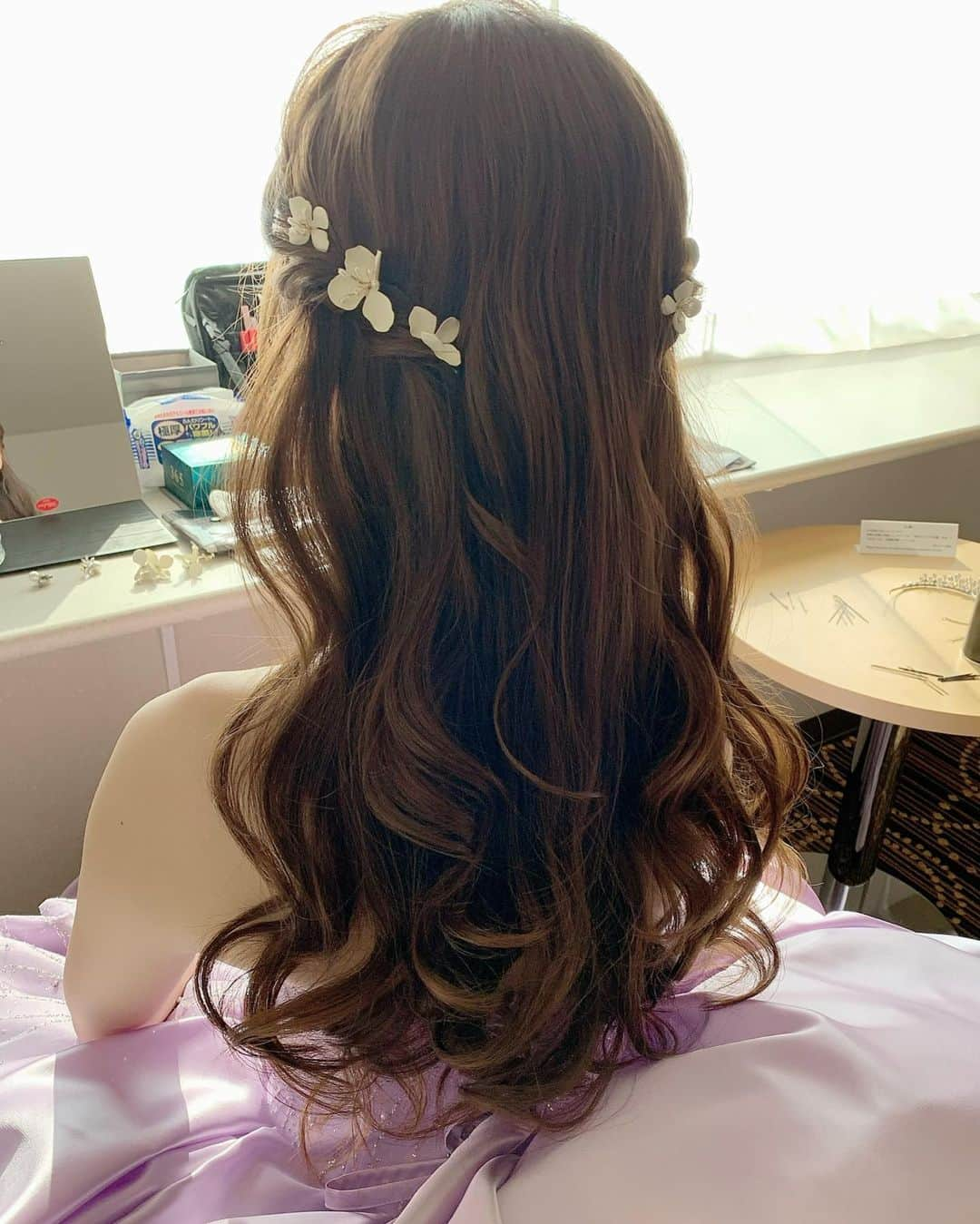 ウェディングヘアメイクルーチェのインスタグラム：「・  ハーフツインアレンジ♡  ・ @wedding_luce   #ルーチェ橋本ひろみ ・  #ブライダルヘアメイク #出張ヘアメイク#持ち込みヘアメイク#ウェディングヘアメイク#花嫁ヘアメイク#ウェディングヘア#花嫁ヘアスタイル ・ ・  ルーチェからのサンクスプレゼント🕊️  ルーチェにて 挙式ヘアメイクもしくは 撮影ヘアメイクをお申し込み花嫁さまへ  アクセサリー2点レンタル&新郎さまメイク をプレゼントさせていただきます。  ※2023年12月末までに お申し込み花嫁さま対象  お申し込み時に「フォロワープレゼント」と お知らせくださいね🕊️」