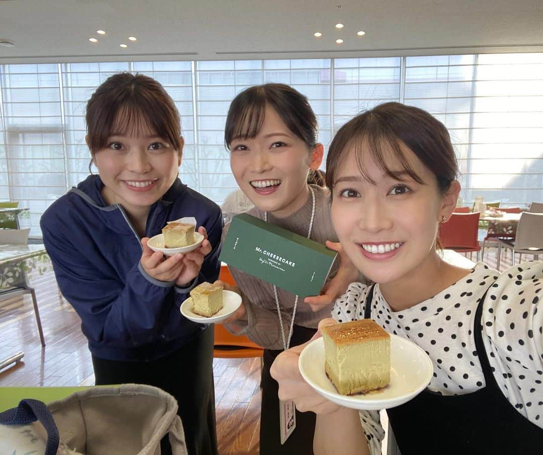 島津咲苗のインスタグラム：「今朝は... なぐちゃんがみんなにチーズケーキを分けてくれました🍓 なぐちゃんチョイスなので それはもう、とっっても美味しかったです✨ なんて幸せな朝ごはん。ありがとう😆  あしたも、なぐちゃんぬっくんMCの #ドデスカドようびデス @dodesuka.doyoubi_official  ご覧ください✨ そして10時半〜インスタライブ見てくださいね🍫 . . . #メーテレ #ドデスカ #アナウンサー #南雲穂波 #松崎杏香 #島津咲苗 #チーズケーキ #朝ごはん #朝からおやつ #スイーツ好き #ピスタチオスイーツ #食堂 #週末メンバー」