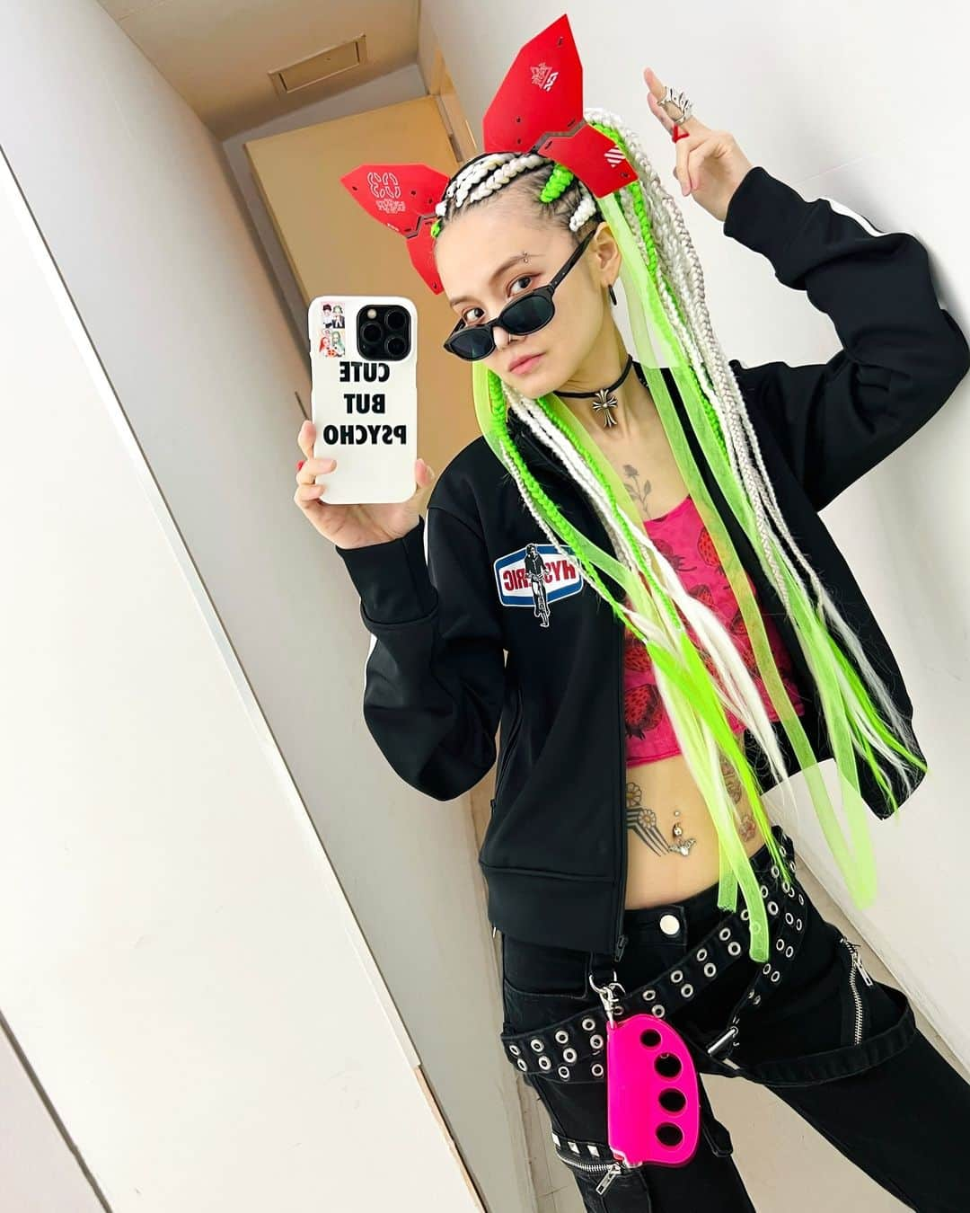 ナカオエリコさんのインスタグラム写真 - (ナカオエリコInstagram)「🩷❤️💚🤍  #アンドロイドギャル #cyberpunk #braids #cornrows #ブレイズ #コーンロウ」11月24日 21時03分 - erikonakao_tokyo