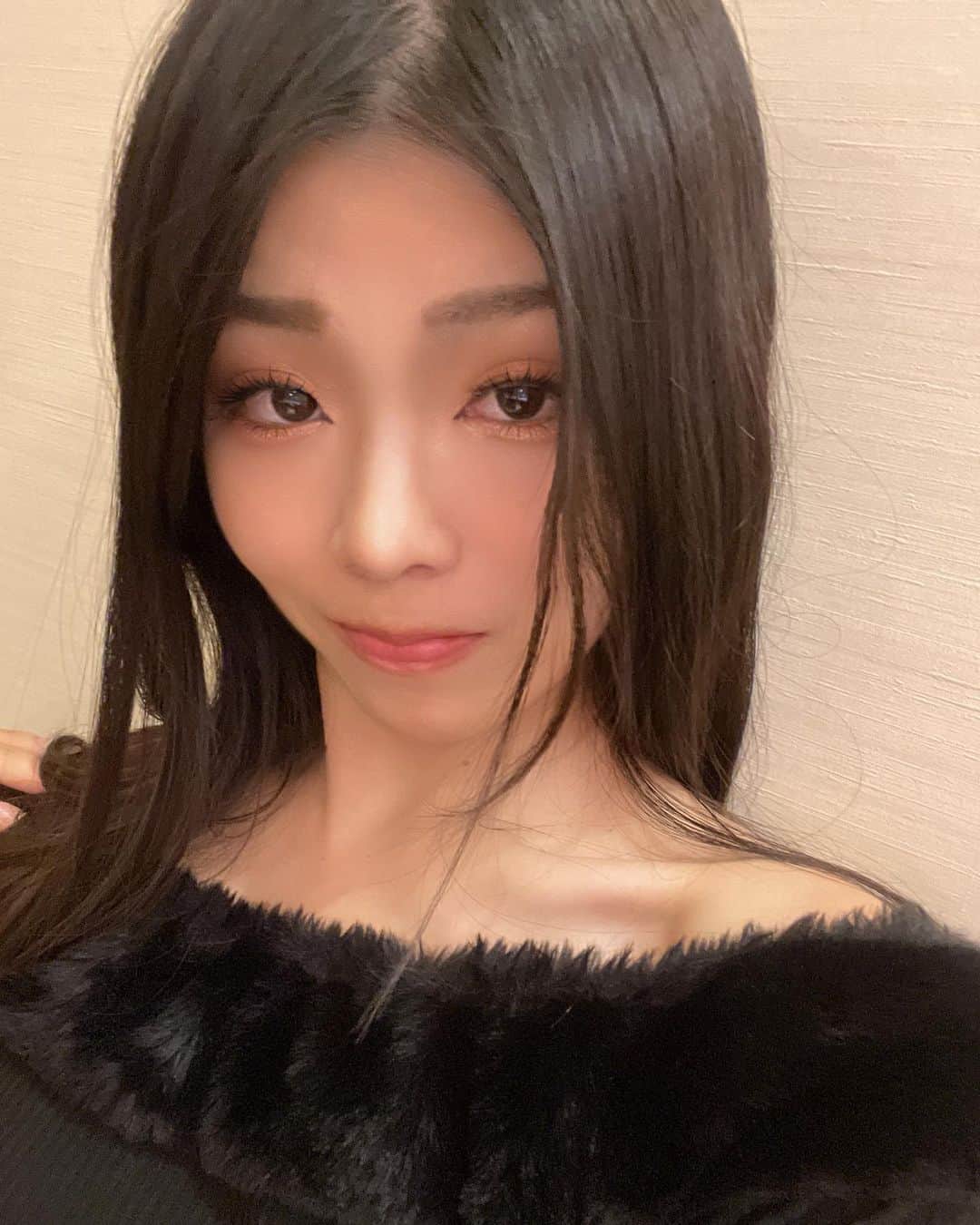 Ruriのインスタグラム：「. 👗 @shein_japan @sheinofficial  . FRIFUL❤️ sheinのアジア人の体型に合う小さめサイズのシリーズ🥰 . ＊商品名 トップス: FRIFUL オフショルダー ファジートリム Tシャツ スカート: FRIFUL レースアップバック マーメイドヘムスカート . ＊値段 トップス 1,203円 スカート 1,710円 . ＊サイズ感 トップスはS、スカートはXSを購入✨ 普段日本サイズでXSかSを着ている私だけど、日本サイズと同じサイズ感でびったりでした😊✨ . ＊着心地 オフショルダーもスカートも共に安っぽくなくて、とてもしっかりしている✨ トップスは首周りがファーになってて可愛くて、スカートはヒップからのラインが身体にフィットしてとても綺麗な曲線美に❤️後ろもリボンになっててまたまた可愛い🥰 . . 新しくできたブランドってことで、クーポンを配信してます🥰 .  ＊クーポンコード FRIFUL255 ※0-5999円で15%オフ, 6000円以上のご購入で20％オフ ※有効期限：2023/12/31" . .  #shein #FRIFUL #sheinコーデ #FRIFULコーデ #BeSHEINモデル #PR #SHEINコーデ #SHEIN購入品 #秋コーデ  #購入品紹介 #冬コーデ #おしゃれさんと繋がりたい #モデル #model #ニット #セクシー #オフショルダー #マーメイドスカート #曲線美」