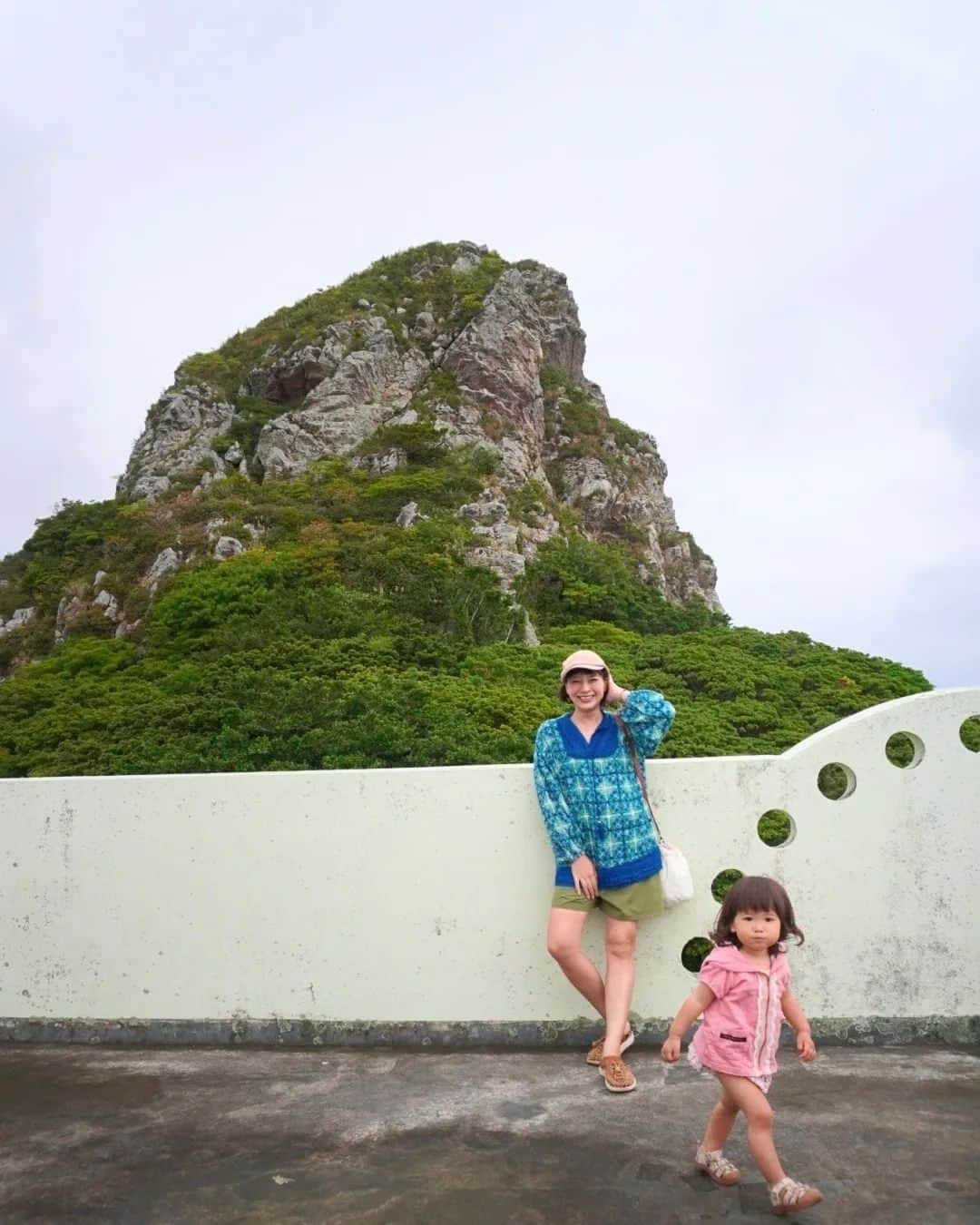 芳美リンさんのインスタグラム写真 - (芳美リンInstagram)「🗾沖縄/伊江島　Ie Island/Okinawa  伊江島、ドライブ🚗 お立ち寄りスポット♪  1〜4枚目 城山（伊江島タッチュー)  伊江島の象徴的なお山🏔 独特のフォルムがかっこいい！👏  妊婦&1歳児連れなので、登るのは断念。 というか夫NG出た（笑） マタ旅は無理しないのが鉄則ですね(*^^*)  5〜7枚目 公益質屋跡  伊江島は戦時中は激戦区だったそうです。 戦争を風化させないための大切な跡地。  8〜10枚目 ニャティヤ洞  ハート形の洞窟。 子宝祈願のパワースポットです。 私は安産祈願をしました。  #carstay#carstayアンバサダー #城山#伊江島タッチュー #公益質屋跡#ニャティヤ洞 #伊江村#伊江島#伊江島観光 #Jetstarで沖縄 #マタ旅#子連れ旅#トラベラルトドラー #japantrip #okianwatrip #沖縄旅行#carstayアンバサダー #カムロードレガードネオプラス２#キャブコン」11月24日 21時05分 - lynn.lynn5