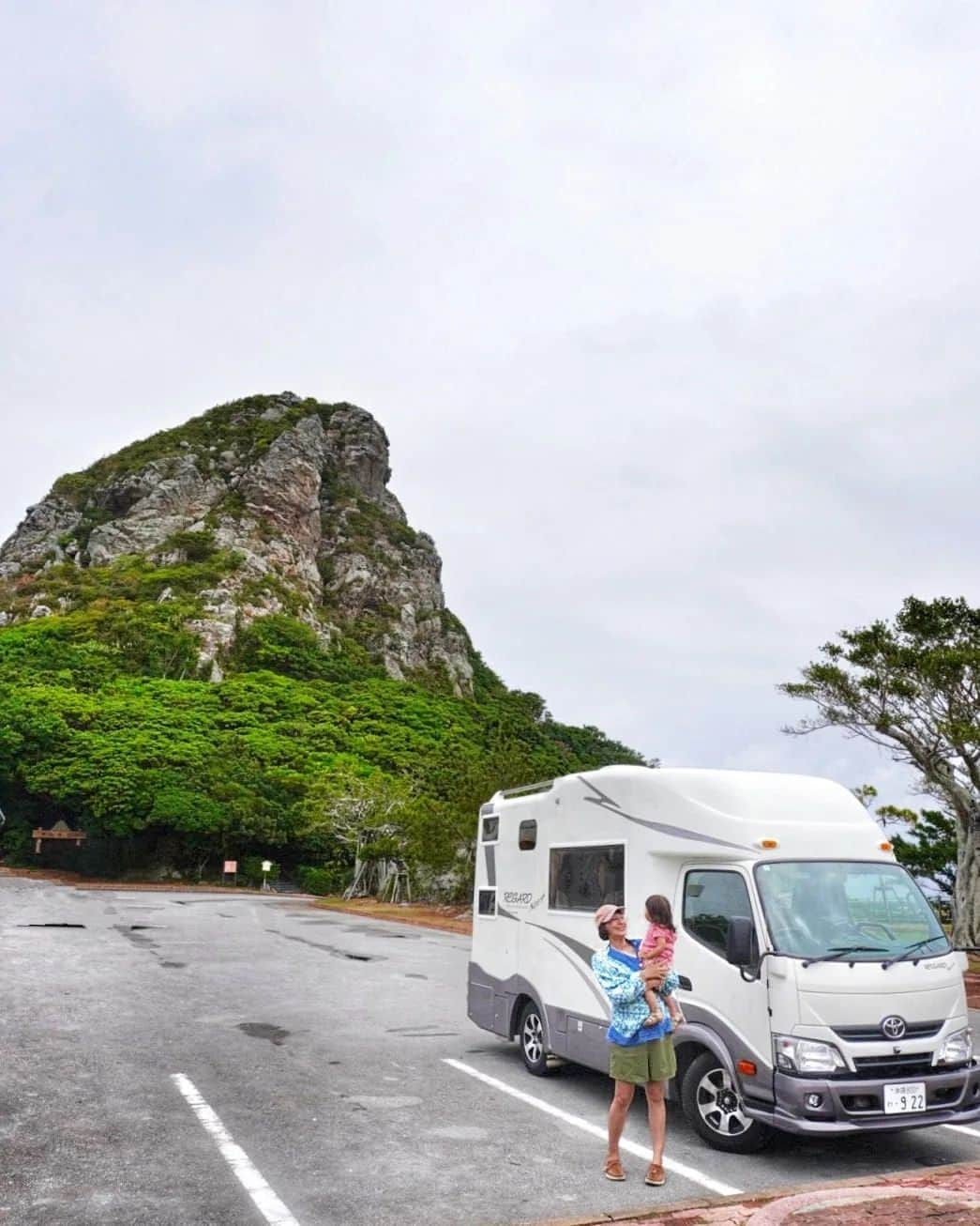 芳美リンさんのインスタグラム写真 - (芳美リンInstagram)「🗾沖縄/伊江島　Ie Island/Okinawa  伊江島、ドライブ🚗 お立ち寄りスポット♪  1〜4枚目 城山（伊江島タッチュー)  伊江島の象徴的なお山🏔 独特のフォルムがかっこいい！👏  妊婦&1歳児連れなので、登るのは断念。 というか夫NG出た（笑） マタ旅は無理しないのが鉄則ですね(*^^*)  5〜7枚目 公益質屋跡  伊江島は戦時中は激戦区だったそうです。 戦争を風化させないための大切な跡地。  8〜10枚目 ニャティヤ洞  ハート形の洞窟。 子宝祈願のパワースポットです。 私は安産祈願をしました。  #carstay#carstayアンバサダー #城山#伊江島タッチュー #公益質屋跡#ニャティヤ洞 #伊江村#伊江島#伊江島観光 #Jetstarで沖縄 #マタ旅#子連れ旅#トラベラルトドラー #japantrip #okianwatrip #沖縄旅行#carstayアンバサダー #カムロードレガードネオプラス２#キャブコン」11月24日 21時05分 - lynn.lynn5